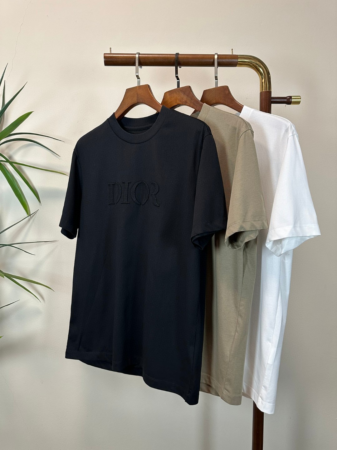 NO:429042,DIOR New round neck short-sleeved T-shirt high-end version!  Customized fabrics for counters are breathable and comfortable, with impeccable details, and the brand element design concept reflects high quality. The feel is delicate and soft!  It is casually cut, with a great upper body style!  Code number M-3XL, dior,dior,T-shirt,tees,t-shirt,alexander wang19860909DIOR 迪奥 新款 圆领 短袖 T恤 高端版本！专柜定制面料 透气舒适度高,细节无可挑剔,品牌元素设计理念,体现高品质.手感细腻柔软！呈现休闲裁剪,上身版型超赞！ 码数M-3XL,,dior,dior,T-shirt,tees，t-shirt,alexander wang,Men's clothing