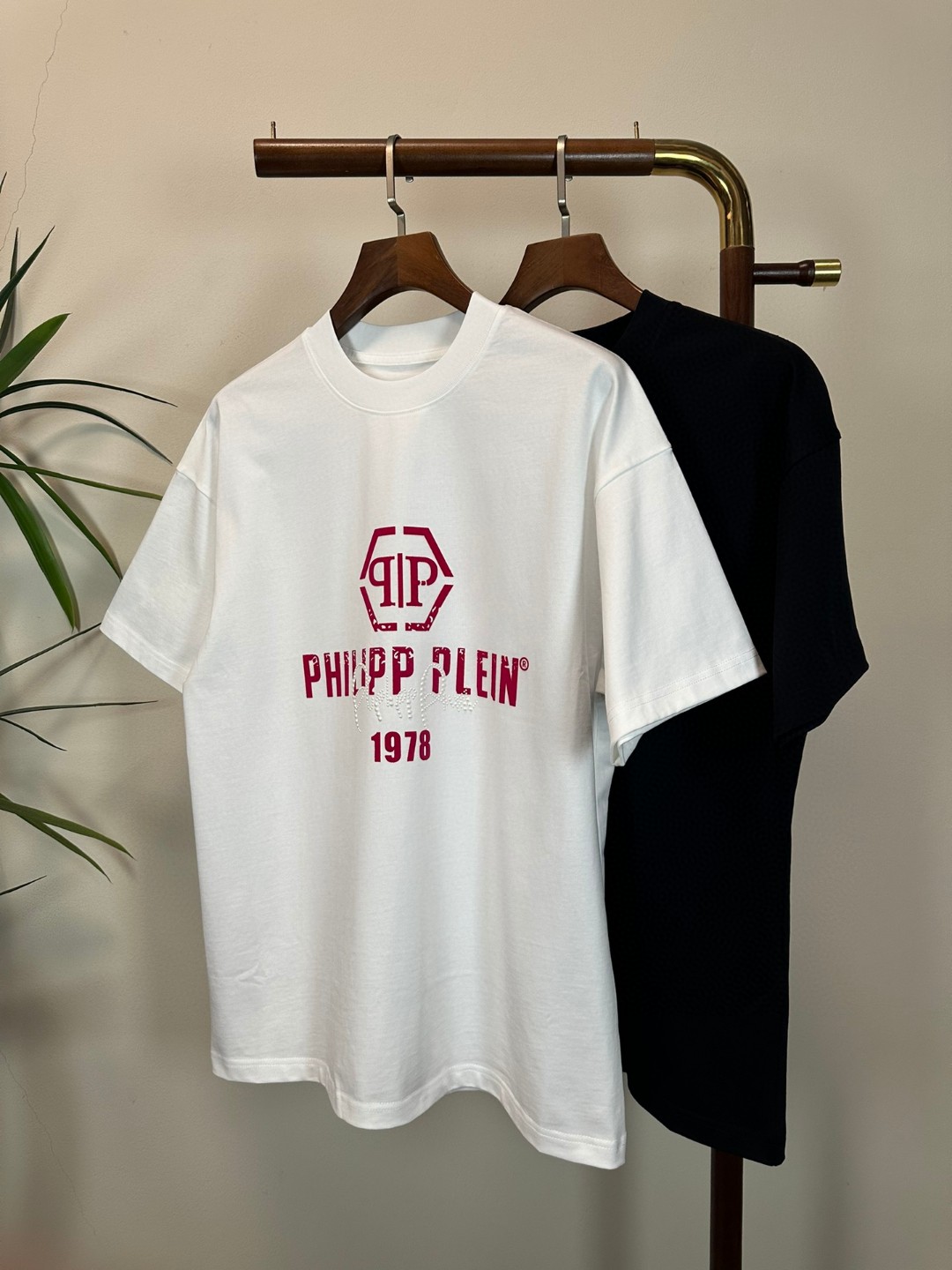 NO:457481,PP new round neck short-sleeved T-shirt high-end version!  Customized fabrics for counters are breathable and comfortable, with impeccable details, and the brand element design concept reflects high quality. The feel is delicate and soft!  It is casually cut, with a great upper body style!  Code number M-3XL, T-shirt,tees,t-shirt,alexander wang19860909PP 新款 圆领 短袖 T恤 高端版本！专柜定制面料 透气舒适度高,细节无可挑剔,品牌元素设计理念,体现高品质.手感细腻柔软！呈现休闲裁剪,上身版型超赞！ 码数M-3XL,,T-shirt,tees，t-shirt,alexander wang,Men's clothing