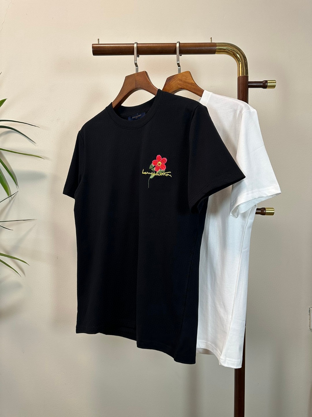 NO:426595,LV Louis Vuitton 2025 new round neck short-sleeved T-shirt high-end version!  Customized fabrics for counters are breathable and comfortable, with impeccable details, and the brand element design concept reflects high quality. The feel is delicate and soft!  It is casually cut, with a great upper body style!  S-XXL,,louis vuitton,louis vuitton,T-shirt,tees,t-shirt,alexander wang19860909LV 路易威登 2025新款 圆领 短袖 T恤 高端版本！专柜定制面料 透气舒适度高,细节无可挑剔,品牌元素设计理念,体现高品质.手感细腻柔软！呈现休闲裁剪,上身版型超赞！ 码数S- XXL,,louis vuitton,louis vuitton,T-shirt,tees，t-shirt,alexander wang,Men's clothing