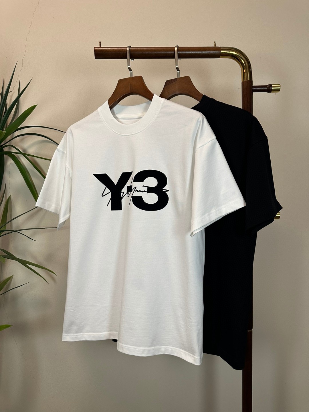 NO:426602,Y-3 Yamamoto Yoshi 2025 new round neck short-sleeved T-shirt high-end version!  Customized fabrics for counters are breathable and comfortable, with impeccable details, and the brand element design concept reflects high quality. The feel is delicate and soft!  It is casually cut, with a great upper body style!  Code number M-3XL, T-shirt,tees,t-shirt,alexander wang19860909Y-3 山本耀司2025新款 圆领 短袖 T恤 高端版本！专柜定制面料 透气舒适度高,细节无可挑剔,品牌元素设计理念,体现高品质.手感细腻柔软！呈现休闲裁剪,上身版型超赞！ 码数M-3XL,,T-shirt,tees，t-shirt,alexander wang,Men's clothing