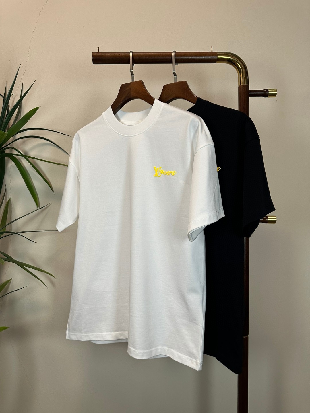 NO:459146,LV Louis Vuitton 2025 new round neck short-sleeved T-shirt high-end version!  Customized fabrics for counters are breathable and comfortable, with impeccable details, and the brand element design concept reflects high quality. The feel is delicate and soft!  It is casually cut, with a great upper body style!  Code number M-3XL, louis vuitton,louis vuitton,t-shirt,tees,t-shirt,alexander wang19860909LV 路易威登2025新款 圆领 短袖 T恤 高端版本！专柜定制面料 透气舒适度高,细节无可挑剔,品牌元素设计理念,体现高品质.手感细腻柔软！呈现休闲裁剪,上身版型超赞！ 码数M-3XL,,louis vuitton,louis vuitton,T-shirt,tees，t-shirt,alexander wang,Men's clothing