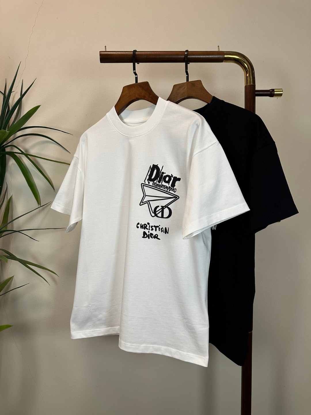 NO:457579,DIOR 2025 new round neck short-sleeved T-shirt high-end version!  Customized fabrics for counters are breathable and comfortable, with impeccable details, and the brand element design concept reflects high quality. The feel is delicate and soft!  It is casually cut, with a great upper body style!  Code number M-3XL, dior,dior,T-shirt,tees,t-shirt,alexander wang19860909DIOR 迪奥2025新款 圆领 短袖 T恤 高端版本！专柜定制面料 透气舒适度高,细节无可挑剔,品牌元素设计理念,体现高品质.手感细腻柔软！呈现休闲裁剪,上身版型超赞！ 码数M-3XL,,dior,dior,T-shirt,tees，t-shirt,alexander wang,Men's clothing