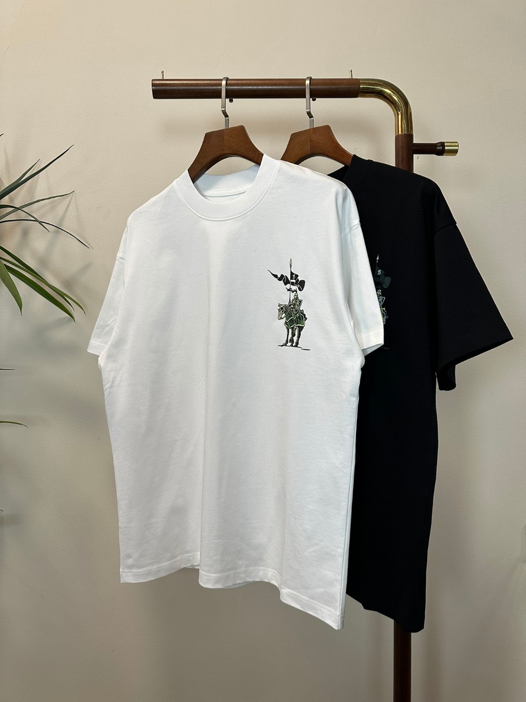 NO:426622,BBR Burberry 2025 new round neck short-sleeved T-shirt high-end version!  Customized fabrics for counters are breathable and comfortable, with impeccable details, and the brand element design concept reflects high quality. The feel is delicate and soft!  It is casually cut, with a great upper body style!  Code number M-3XL, burberry, T-shirt,tees, t-shirt,alexander wang19860909BBR 巴宝莉2025新款 圆领 短袖 T恤 高端版本！专柜定制面料 透气舒适度高,细节无可挑剔,品牌元素设计理念,体现高品质.手感细腻柔软！呈现休闲裁剪,上身版型超赞！ 码数M-3XL,,burberry,T-shirt,tees，t-shirt,alexander wang,Men's clothing