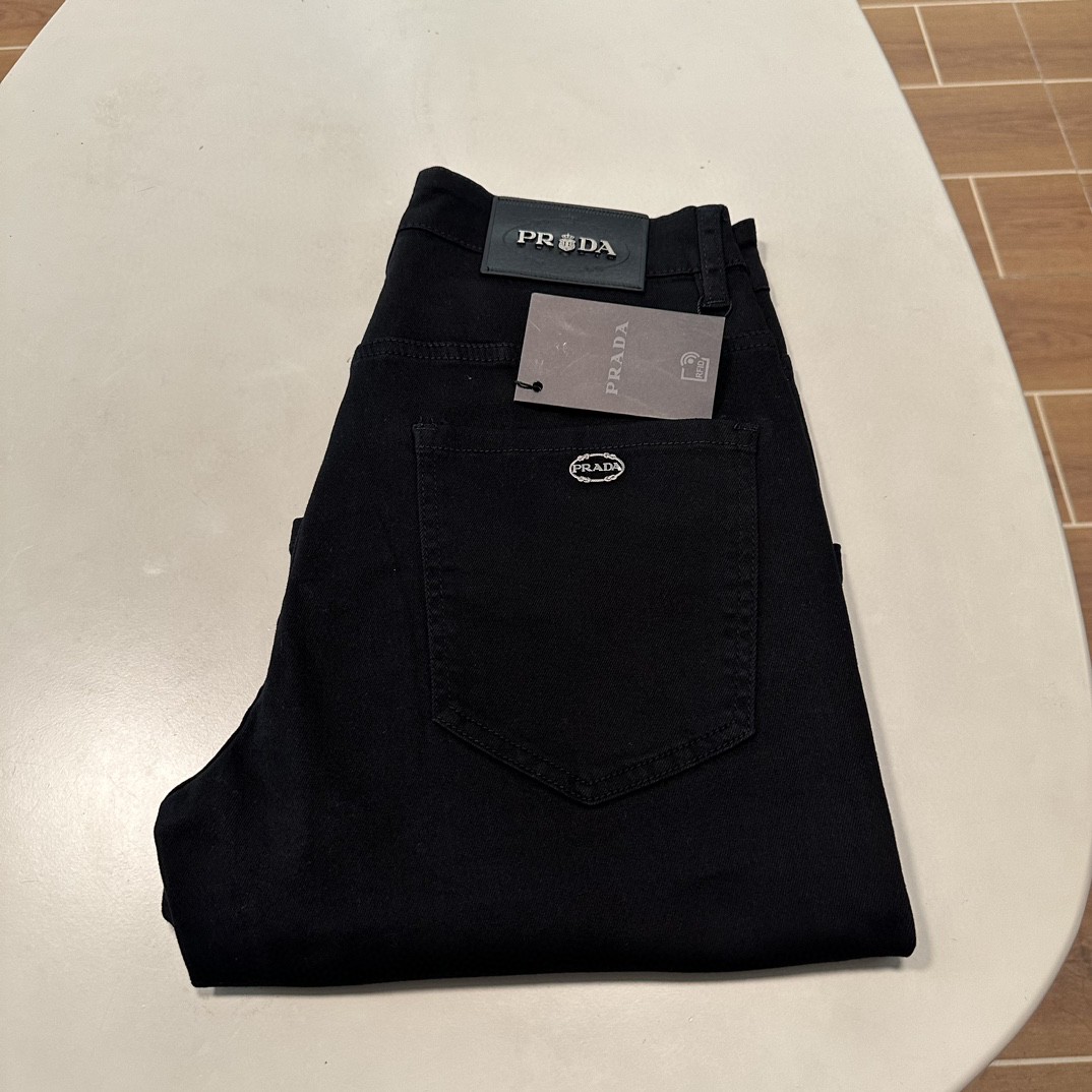 NO:426627,PRA Prada exclusively available for new jeans, high-end version!  Customized fabrics for counters are breathable and comfortable, with impeccable details, and the brand element design concept reflects high quality. The feel is delicate and soft!  It is casually cut, with a great upper body style!  Count 29-38, prada, prada, jeans, alexander wang19860909PRA 普拉达 独家专供新款 牛仔裤,高端版本！专柜定制面料 透气舒适度高,细节无可挑剔,品牌元素设计理念,体现高品质.手感细腻柔软！呈现休闲裁剪,上身版型超赞！ 码数29-38,,prada,prada,jeans,alexander wang,Men's clothing