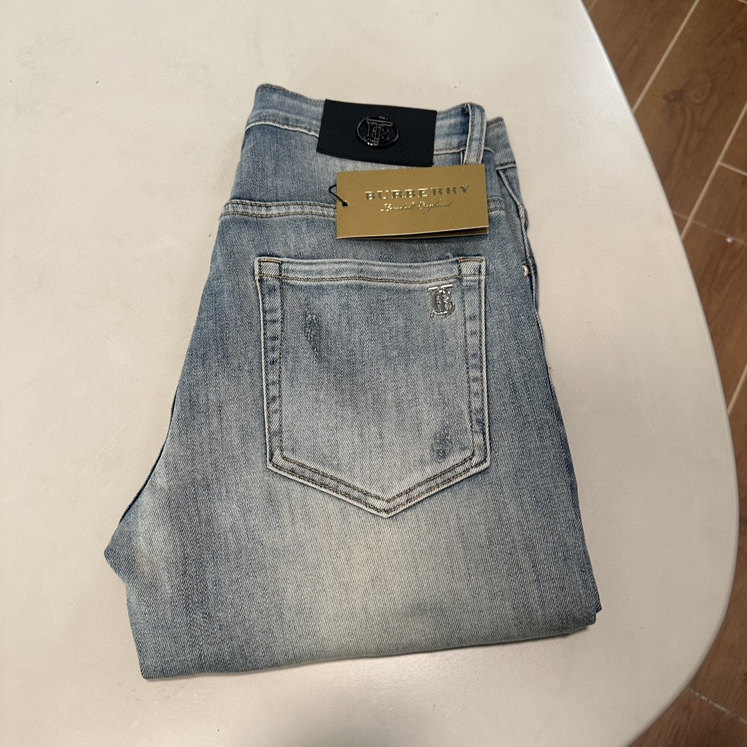 NO:426634,BBR Burberry exclusively available for new jeans, high-end version!  Customized fabrics for counters are breathable and comfortable, with impeccable details, and the brand element design concept reflects high quality. The feel is delicate and soft!  It is casually cut, with a great upper body style!  Count 29-38, burberry, jeans, alexander wang19860909BBR 巴宝莉 独家专供新款 牛仔裤,高端版本！专柜定制面料 透气舒适度高,细节无可挑剔,品牌元素设计理念,体现高品质.手感细腻柔软！呈现休闲裁剪,上身版型超赞！ 码数29-38,,burberry,jeans,alexander wang,Men's clothing