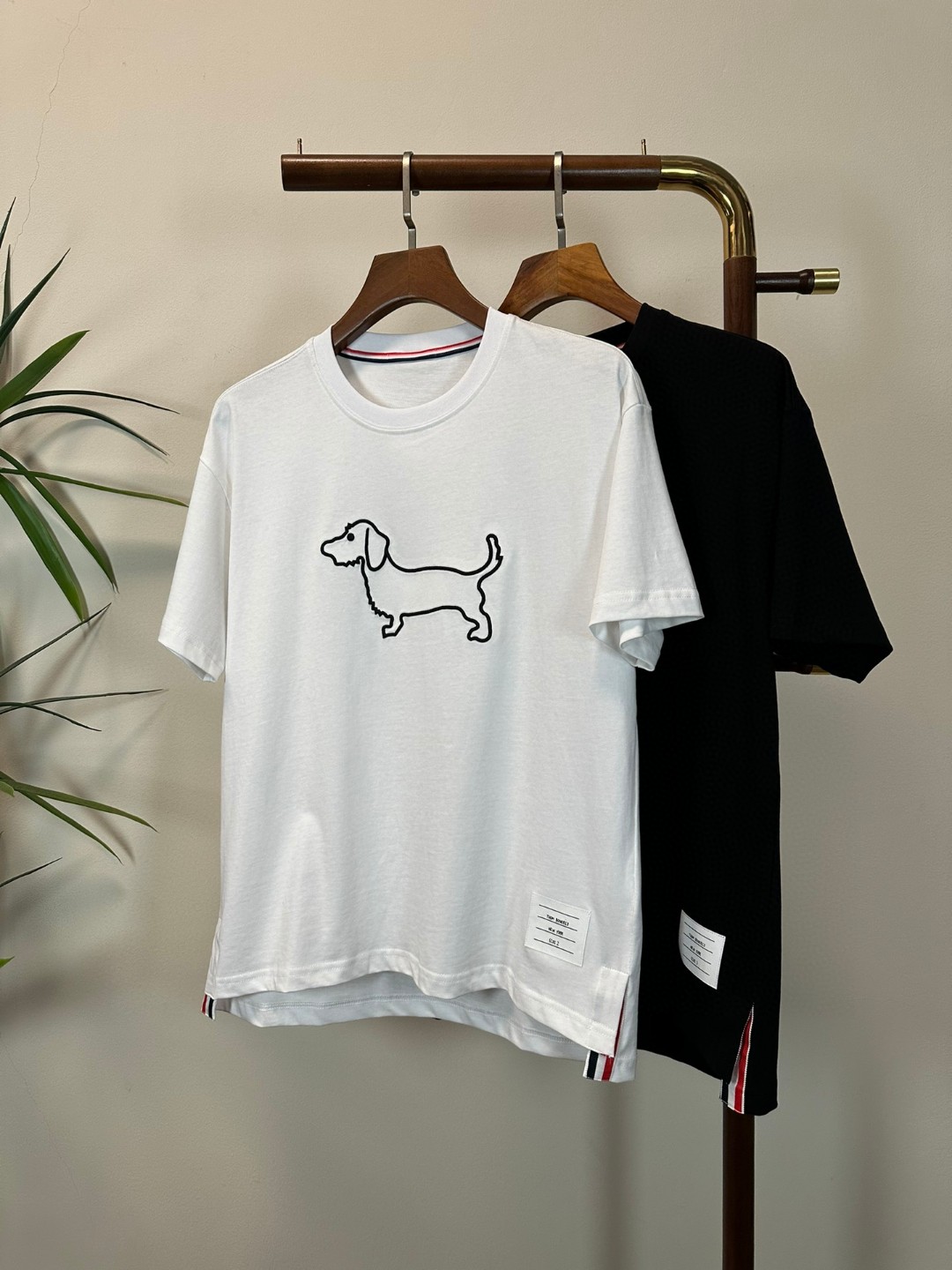 NO:426642,TB Tom 2025 new round neck short-sleeved T-shirt high-end version!  Customized fabrics for counters are breathable and comfortable, with impeccable details, and the brand element design concept reflects high quality. The feel is delicate and soft!  It is casually cut, with a great upper body style!  Code number M-3XL, T-shirt,tees,t-shirt,alexander wang19860909TB 汤姆 2025新款 圆领 短袖 T恤 高端版本！专柜定制面料 透气舒适度高,细节无可挑剔,品牌元素设计理念,体现高品质.手感细腻柔软！呈现休闲裁剪,上身版型超赞！ 码数M-3XL,,T-shirt,tees，t-shirt,alexander wang,Men's clothing