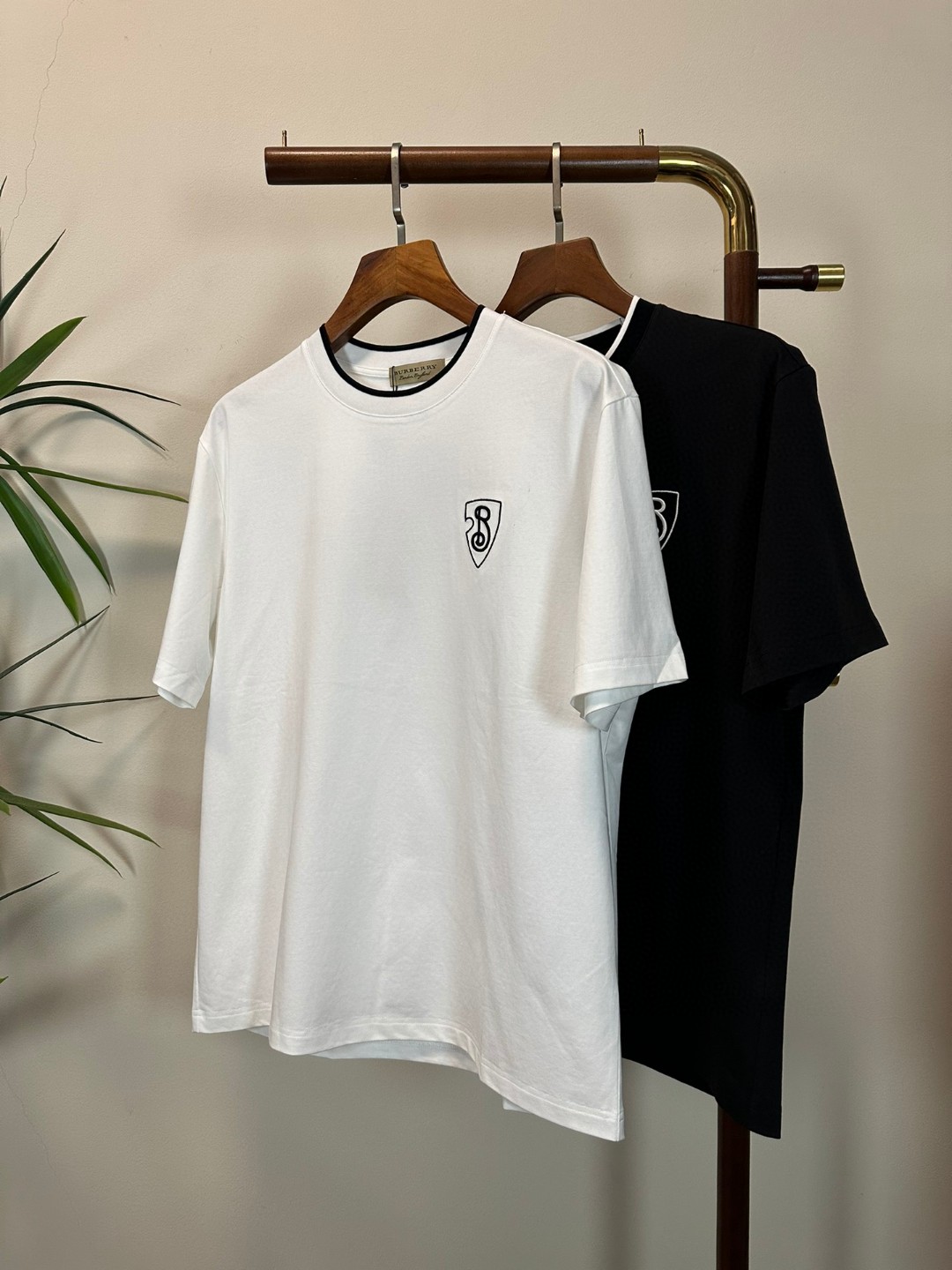 NO:426650,BBR Burberry 2025 new round neck short-sleeved T-shirt high-end version!  Customized fabrics for counters are breathable and comfortable, with impeccable details, and the brand element design concept reflects high quality. The feel is delicate and soft!  It is casually cut, with a great upper body style!  Code number M-3XL, burberry, T-shirt,tees, t-shirt,alexander wang19860909BBR 巴宝莉 2025新款 圆领 短袖 T恤 高端版本！专柜定制面料 透气舒适度高,细节无可挑剔,品牌元素设计理念,体现高品质.手感细腻柔软！呈现休闲裁剪,上身版型超赞！ 码数M-3XL,,burberry,T-shirt,tees，t-shirt,alexander wang,Men's clothing