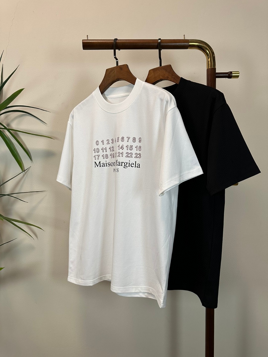 NO:426653,MM6 Magira 2025 new round neck short-sleeved T-shirt high-end version!  Customized fabrics for counters are breathable and comfortable, with impeccable details, and the brand element design concept reflects high quality. The feel is delicate and soft!  It is casually cut, with a great upper body style!  Code number M-4XL,,masion margiela,masion margiela,T-shirt,tees,t-shirt,alexander wang19860909MM6 马吉拉2025新款 圆领 短袖 T恤 高端版本！专柜定制面料 透气舒适度高,细节无可挑剔,品牌元素设计理念,体现高品质.手感细腻柔软！呈现休闲裁剪,上身版型超赞！ 码数M-4XL,,masion margiela,masion margiela,T-shirt,tees，t-shirt,alexander wang,Men's clothing