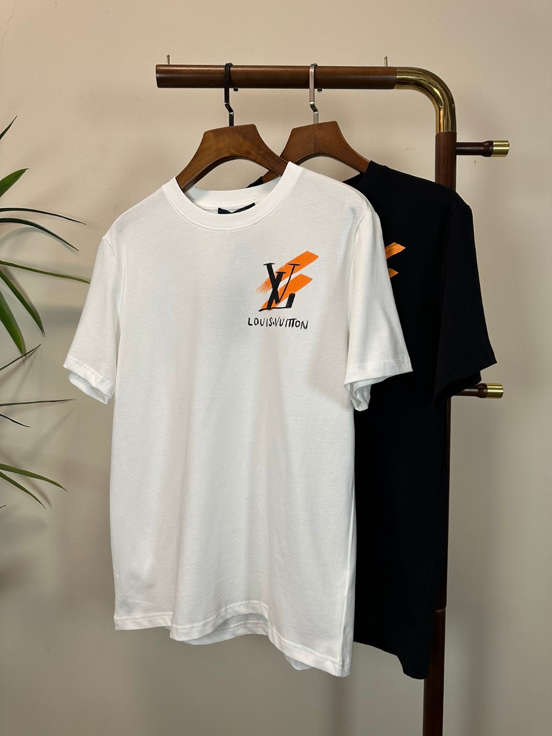 NO:426667,LV Louis Vuitton 2025 new round neck short-sleeved T-shirt high-end version!  Customized fabrics for counters are breathable and comfortable, with impeccable details, and the brand element design concept reflects high quality. The feel is delicate and soft!  It is casually cut, with a great upper body style!  S-XL, louis vuitton,louis vuitton,t-shirt,tees,t-shirt,alexander wang19860909LV 路易威登 2025新款 圆领 短袖 T恤 高端版本！专柜定制面料 透气舒适度高,细节无可挑剔,品牌元素设计理念,体现高品质.手感细腻柔软！呈现休闲裁剪,上身版型超赞！ 码数S-XL,,louis vuitton,louis vuitton,T-shirt,tees，t-shirt,alexander wang,Men's clothing