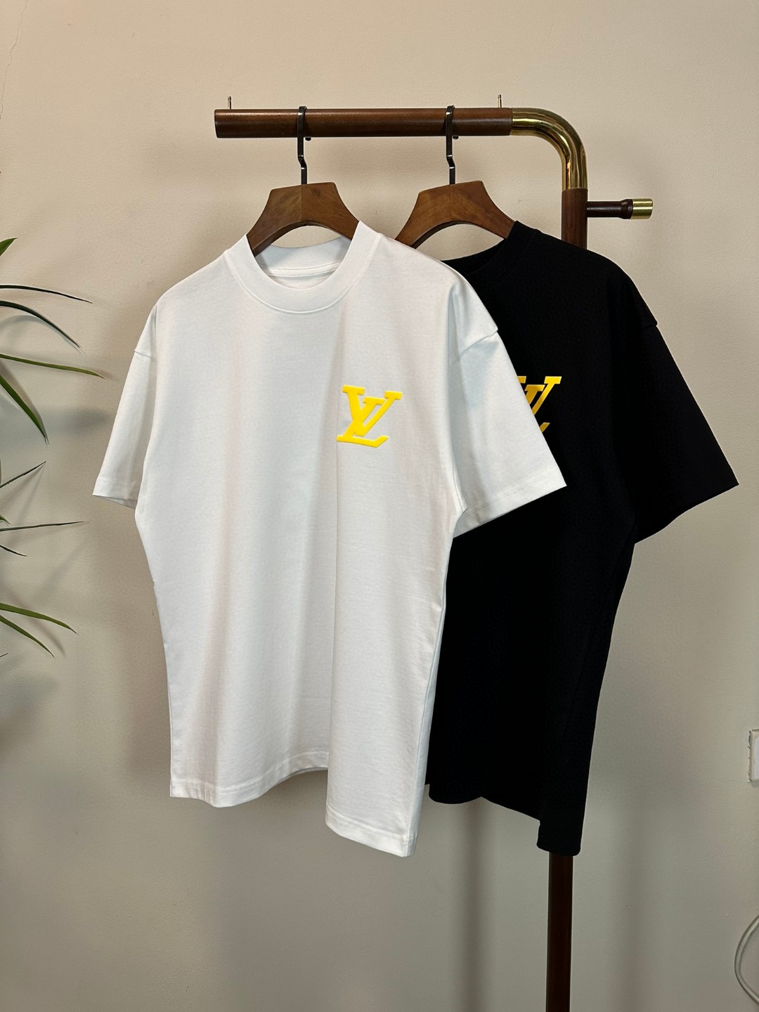 NO:457603,LV Louis Vuitton 2025 new round neck short-sleeved T-shirt high-end version!  Customized fabrics for counters are breathable and comfortable, with impeccable details, and the brand element design concept reflects high quality. The feel is delicate and soft!  It is casually cut, with a great upper body style!  Code number M-3XL, louis vuitton,louis vuitton,t-shirt,tees,t-shirt,alexander wang19860909LV 路易威登 2025新款 圆领 短袖 T恤 高端版本！专柜定制面料 透气舒适度高,细节无可挑剔,品牌元素设计理念,体现高品质.手感细腻柔软！呈现休闲裁剪,上身版型超赞！ 码数M-3XL,,louis vuitton,louis vuitton,T-shirt,tees，t-shirt,alexander wang,Men's clothing