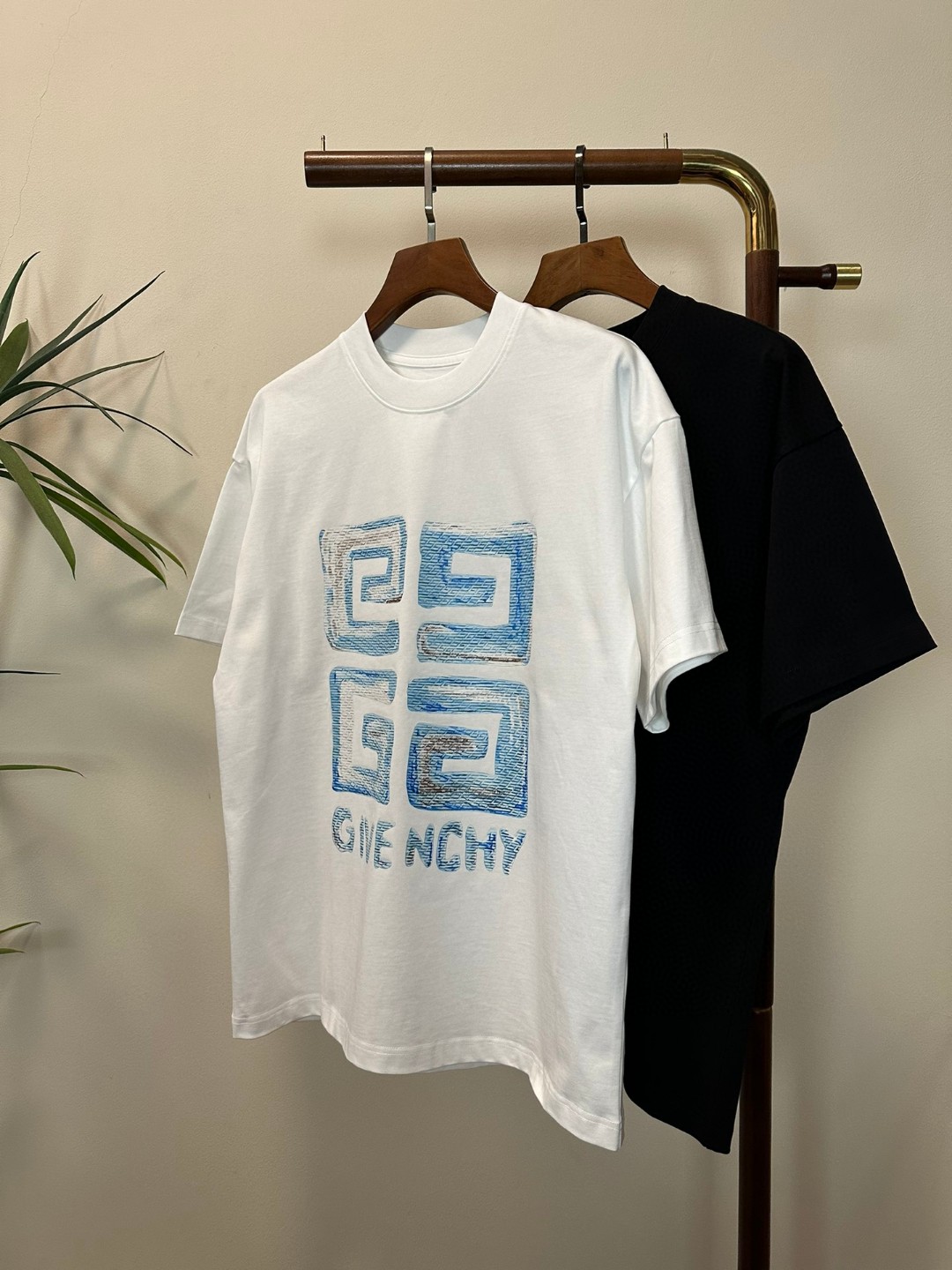 NO:455084,GVC Givenchy 2025 new round neck short-sleeved T-shirt high-end version!  Customized fabrics for counters are breathable and comfortable, with impeccable details, and the brand element design concept reflects high quality. The feel is delicate and soft!  It is casually cut, with a great upper body style!  Code number M-3XL, given, T-shirt,tees,t-shirt,alexander wang19860909GVC 纪梵希2025新款 圆领 短袖 T恤 高端版本！专柜定制面料 透气舒适度高,细节无可挑剔,品牌元素设计理念,体现高品质.手感细腻柔软！呈现休闲裁剪,上身版型超赞！ 码数M-3XL,,givenchy,T-shirt,tees，t-shirt,alexander wang,Men's clothing