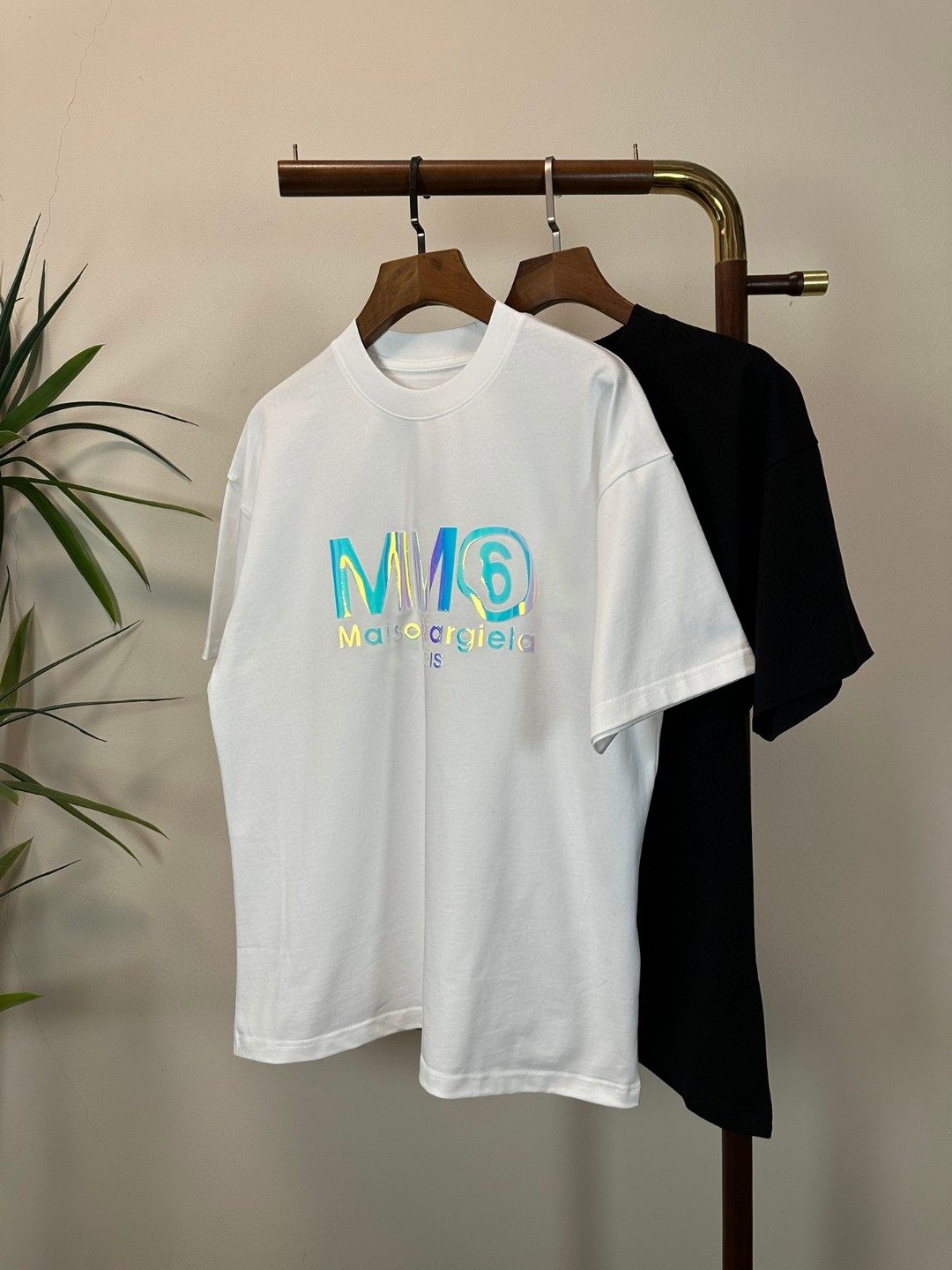 NO:455069,Majira 2025 new round neck short-sleeved T-shirt high-end version!  Customized fabrics for counters are breathable and comfortable, with impeccable details, and the brand element design concept reflects high quality. The feel is delicate and soft!  It is casually cut, with a great upper body style!  Code number M-3XL, Masion Margiela, T-shirt,tees, t-shirt,alexander wang19860909马吉拉 2025新款 圆领 短袖 T恤 高端版本！专柜定制面料 透气舒适度高,细节无可挑剔,品牌元素设计理念,体现高品质.手感细腻柔软！呈现休闲裁剪,上身版型超赞！ 码数M-3XL,,masion margiela,T-shirt,tees，t-shirt,alexander wang,Men's clothing