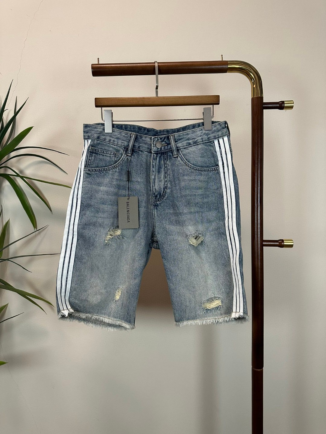 NO:455001,BLCG Balenciaga exclusively for new jeans, high-end version!  Customized fabrics for counters are breathable and comfortable, with impeccable details, and the brand element design concept reflects high quality. The feel is delicate and soft!  It is casually cut, with a great upper body style!  Count 29-38, balenciaga, jeans, alexander wang19860909BLCG 巴黎世家 独家专供新款 牛仔裤,高端版本！专柜定制面料 透气舒适度高,细节无可挑剔,品牌元素设计理念,体现高品质.手感细腻柔软！呈现休闲裁剪,上身版型超赞！ 码数29-38,,balenciaga,jeans,alexander wang,Men's clothing