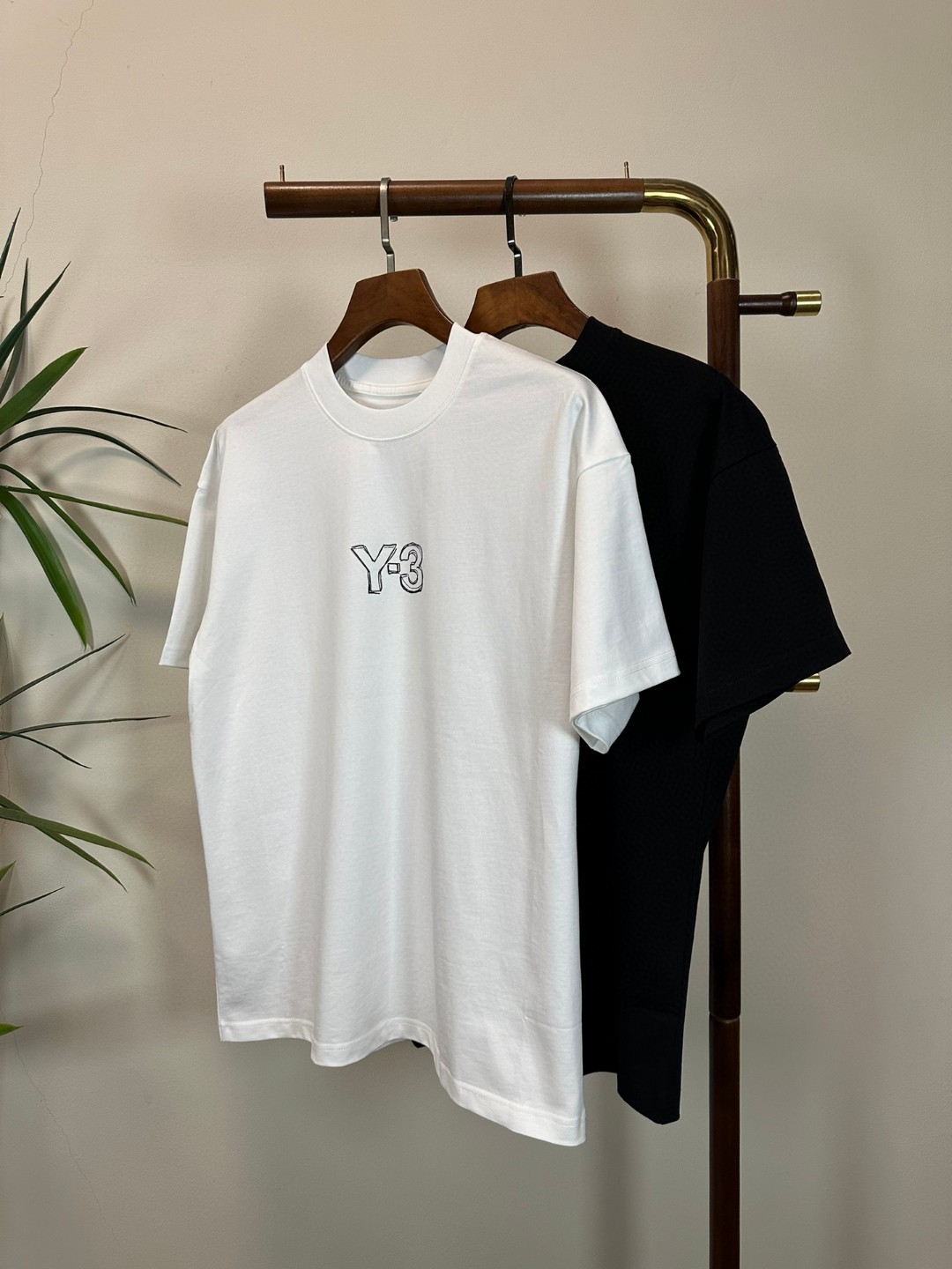 NO:455058,Y-3 Yamamoto Yoshi 2025 new round neck short-sleeved T-shirt high-end version!  Customized fabrics for counters are breathable and comfortable, with impeccable details, and the brand element design concept reflects high quality. The feel is delicate and soft!  It is casually cut, with a great upper body style!  Code number M-3XL, T-shirt,tees,t-shirt,alexander wang19860909Y-3 山本耀司 2025新款 圆领 短袖 T恤 高端版本！专柜定制面料 透气舒适度高,细节无可挑剔,品牌元素设计理念,体现高品质.手感细腻柔软！呈现休闲裁剪,上身版型超赞！ 码数M-3XL,,T-shirt,tees，t-shirt,alexander wang,Men's clothing