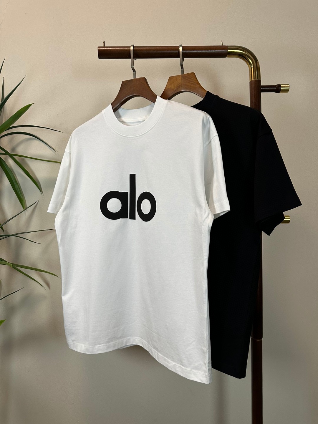 NO:455003,ALO Niche Brand 2025 new round neck short-sleeved T-shirt high-end version!  Customized fabrics for counters are breathable and comfortable, with impeccable details, and the brand element design concept reflects high quality. The feel is delicate and soft!  It is casually cut, with a great upper body style!  Code number M-3XL, T-shirt,tees,t-shirt,alexander wang19860909ALO 小众品牌 2025新款 圆领 短袖 T恤 高端版本！专柜定制面料 透气舒适度高,细节无可挑剔,品牌元素设计理念,体现高品质.手感细腻柔软！呈现休闲裁剪,上身版型超赞！ 码数M-3XL,,T-shirt,tees，t-shirt,alexander wang,Men's clothing