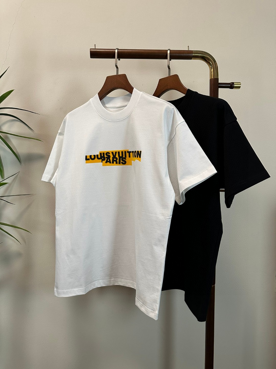 NO:455043,LV Louis Vuitton 2025 new round neck short-sleeved T-shirt high-end version!  Customized fabrics for counters are breathable and comfortable, with impeccable details, and the brand element design concept reflects high quality. The feel is delicate and soft!  It is casually cut, with a great upper body style!  Code number M-3XL, louis vuitton,louis vuitton,t-shirt,tees,t-shirt,alexander wang19860909LV 路易威登 2025新款 圆领 短袖 T恤 高端版本！专柜定制面料 透气舒适度高,细节无可挑剔,品牌元素设计理念,体现高品质.手感细腻柔软！呈现休闲裁剪,上身版型超赞！ 码数M-3XL,,louis vuitton,louis vuitton,T-shirt,tees，t-shirt,alexander wang,Men's clothing