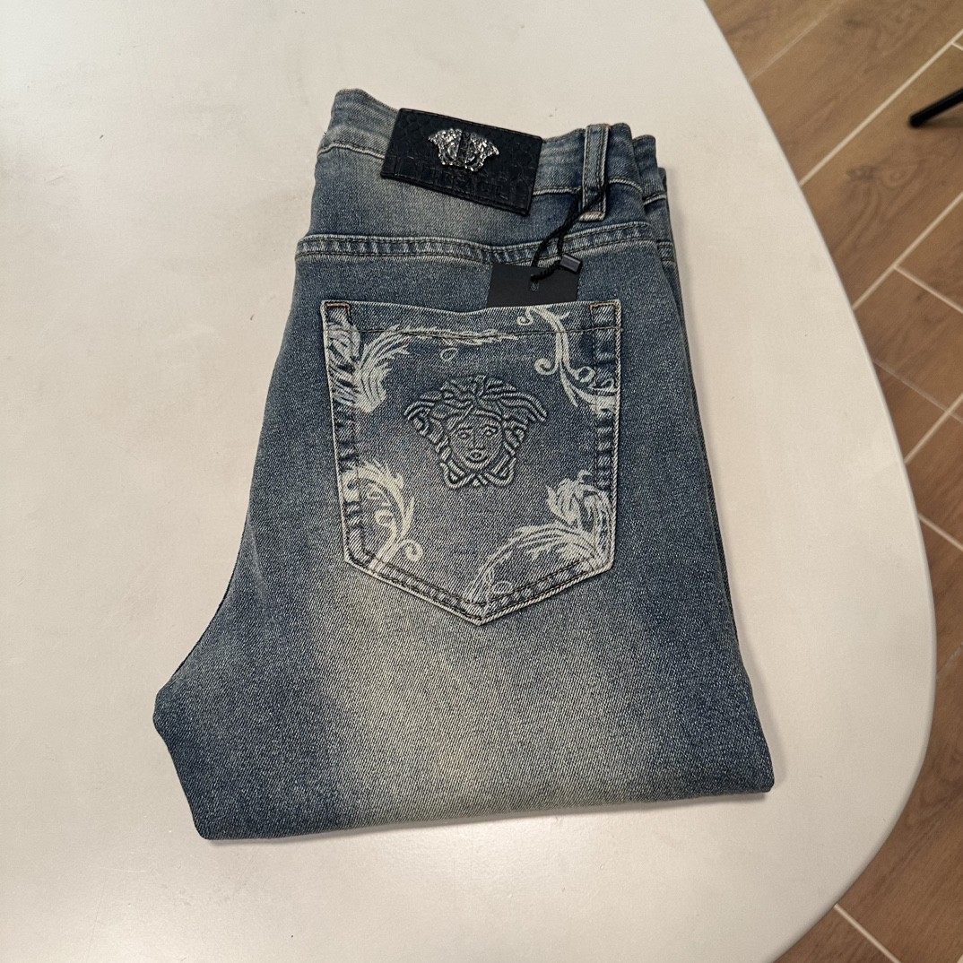 NO:455021,VS Versace 2025 new model is available, original single hot jeans super customized model, original hardware, super heavy industry technology, excellent version, impeccable details!  The style is not picky, it is very high-end, and the good products are not waiting for everyone. Take a look at it and start quickly. Size 29-40, versace, jeans, alexander wang19860909VS 范思哲 2025新款上市,原单爆款牛仔裤超级定制款,原版五金,超级重工工艺,版型超赞细节做工无可挑剔！款式不挑人,特别高档,好货不等人,看中赶紧下手,尺码29-40,,versace,jeans,alexander wang,Men's clothing
