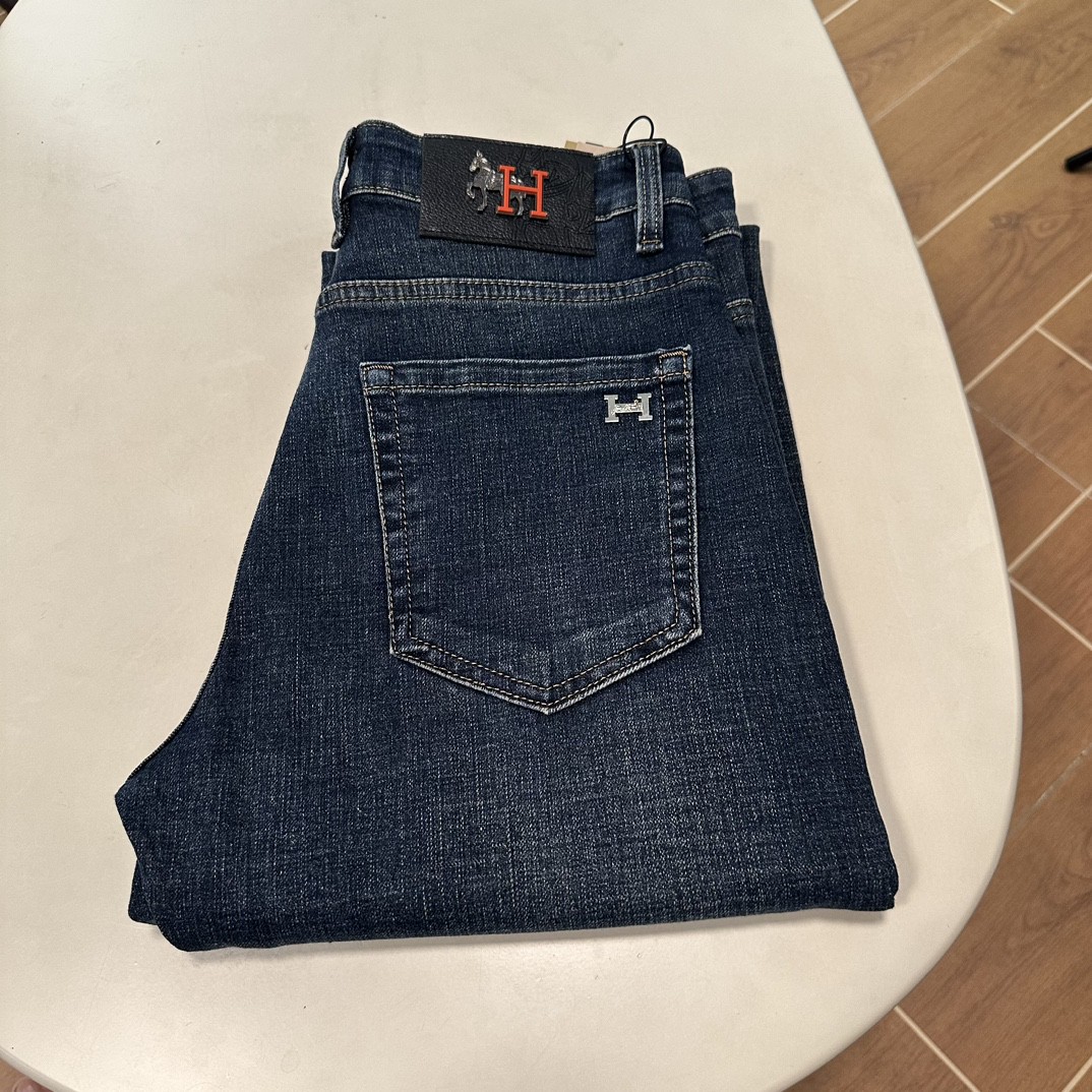 NO:455031,Hermes 2025 new model is available, original single hot jeans super customized model, original hardware, super heavy industry technology, excellent version, impeccable details!  The style is not picky, it is very high-end, and the good products are not waiting for everyone. Take a look at it and start quickly. Size 29-40, hermes, jeans, alexander wang19860909爱马仕 2025新款上市,原单爆款牛仔裤超级定制款,原版五金,超级重工工艺,版型超赞细节做工无可挑剔！款式不挑人,特别高档,好货不等人,看中赶紧下手,尺码29-40,,hermes,jeans,alexander wang,Men's clothing