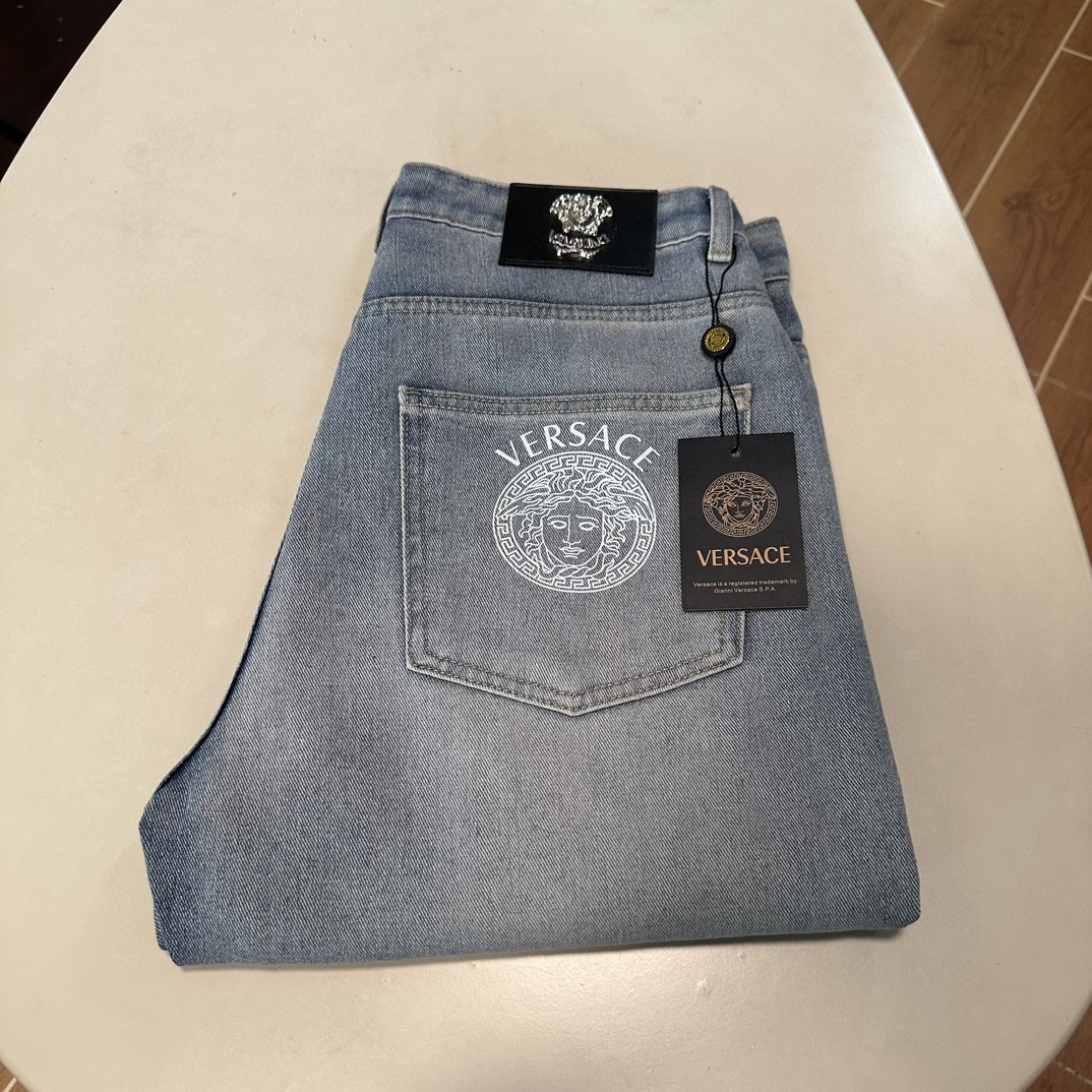 NO:455041,VS Versace exclusively available for new jeans, high-end version!  Customized fabrics for counters are breathable and comfortable, with impeccable details, and the brand element design concept reflects high quality. The feel is delicate and soft!  It is casually cut, with a great upper body style!  Count 29-38, versace, jeans, alexander wang19860909VS 范思哲 独家专供新款 牛仔裤,高端版本！专柜定制面料 透气舒适度高,细节无可挑剔,品牌元素设计理念,体现高品质.手感细腻柔软！呈现休闲裁剪,上身版型超赞！ 码数29-38,,versace,jeans,alexander wang,Men's clothing