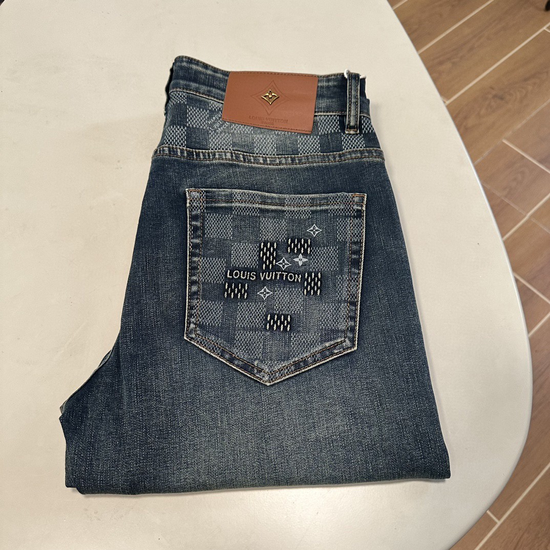 NO:455046,LV Louis Vuitton exclusively offers new jeans, high-end version!  Customized fabrics for counters are breathable and comfortable, with impeccable details, and the brand element design concept reflects high quality. The feel is delicate and soft!  It is casually cut, with a great upper body style!  29-40, louis vuitton,louis vuitton,jeans,alexander wang19860909LV 路易威登独家专供新款 牛仔裤,高端版本！专柜定制面料 透气舒适度高,细节无可挑剔,品牌元素设计理念,体现高品质.手感细腻柔软！呈现休闲裁剪,上身版型超赞！ 码数29-40,,louis vuitton,louis vuitton,jeans,alexander wang,Men's clothing