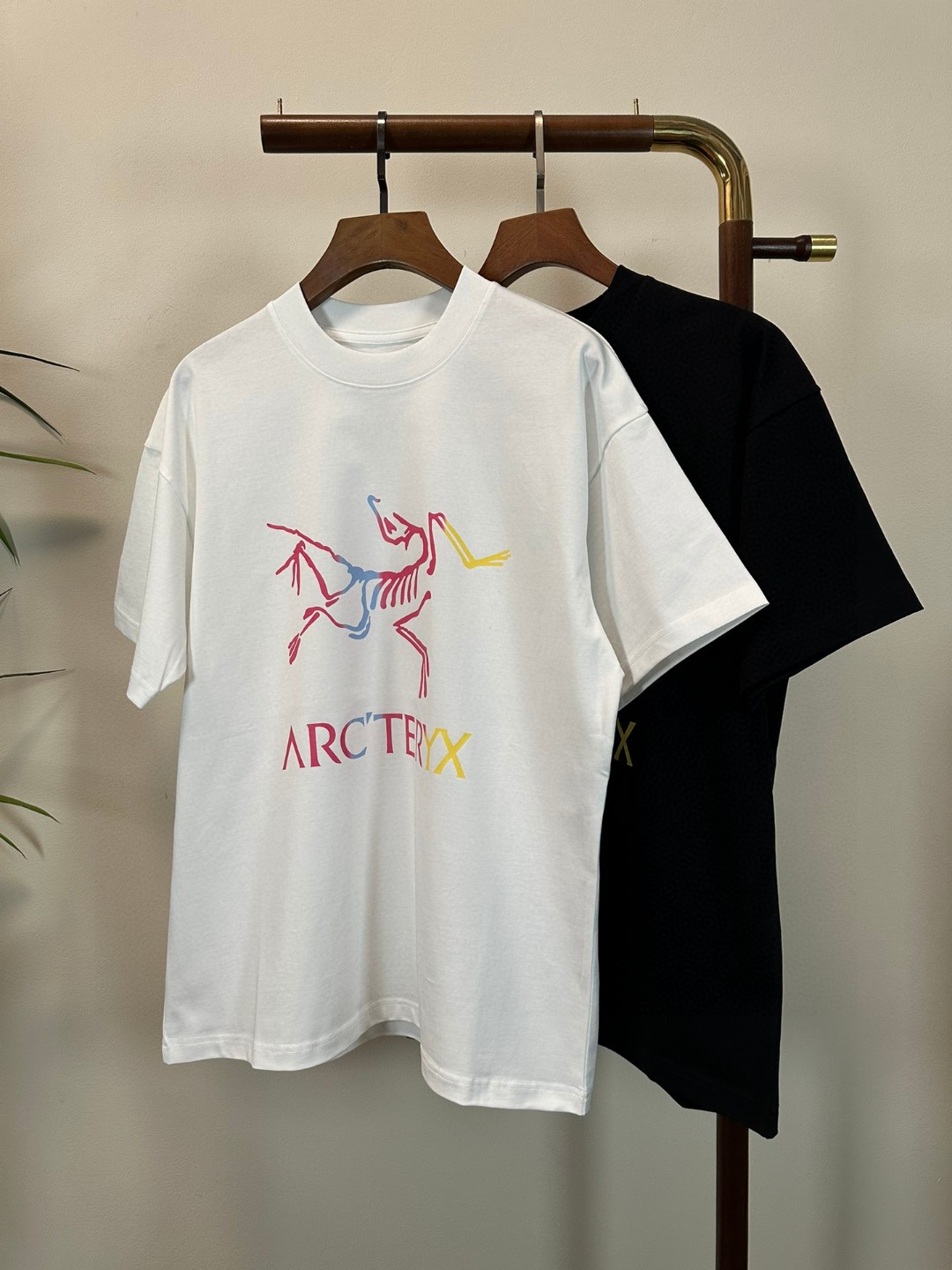 NO:455028,ARC Archaeopteryx 2025 new round neck short-sleeved T-shirt high-end version!  Customized fabrics for counters are breathable and comfortable, with impeccable details, and the brand element design concept reflects high quality. The feel is delicate and soft!  It is casually cut, with a great upper body style!  Code number M-3XL, arc'teryx, T-shirt,tees, t-shirt,alexander wang19860909ARC 始祖鸟 2025新款 圆领 短袖 T恤 高端版本！专柜定制面料 透气舒适度高,细节无可挑剔,品牌元素设计理念,体现高品质.手感细腻柔软！呈现休闲裁剪,上身版型超赞！ 码数M-3XL,arc'teryx,T-shirt,tees，t-shirt,alexander wang,Men's clothing