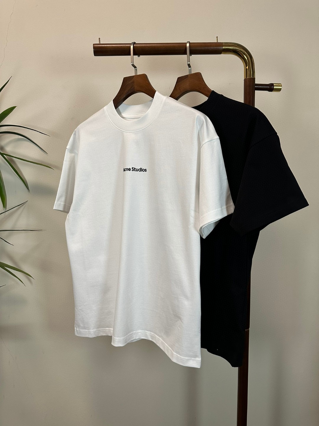 NO:459153,ACNE 2025 new round neck short-sleeved T-shirt high-end version!  Customized fabrics for counters are breathable and comfortable, with impeccable details, and the brand element design concept reflects high quality. The feel is delicate and soft!  It is casually cut, with a great upper body style!  Code number M-3XL, acne studios, T-shirt,tees, t-shirt,alexander wang19860909ACNE 2025新款 圆领 短袖 T恤 高端版本！专柜定制面料 透气舒适度高,细节无可挑剔,品牌元素设计理念,体现高品质.手感细腻柔软！呈现休闲裁剪,上身版型超赞！ 码数M-3XL,,acne studios,T-shirt,tees，t-shirt,alexander wang,Men's clothing