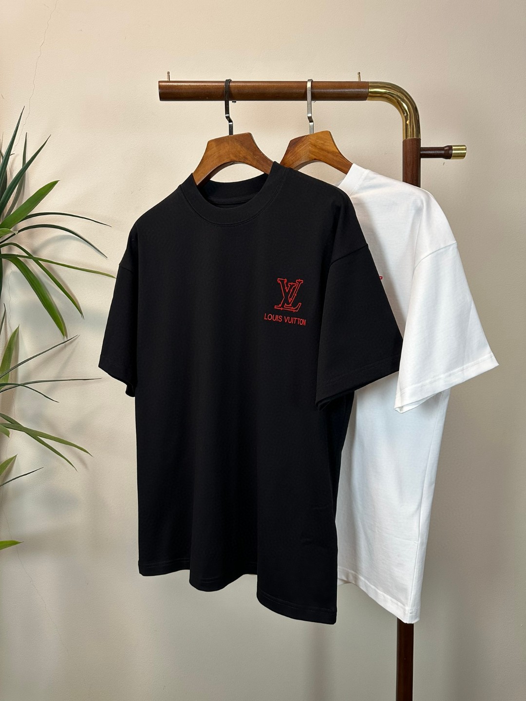 NO:459157,Louis Vuitton 2025 new round neck short-sleeved T-shirt high-end version!  Customized fabrics for counters are breathable and comfortable, with impeccable details, and the brand element design concept reflects high quality. The feel is delicate and soft!  It is casually cut, with a great upper body style!  Code number M-3XL, louis vuitton, T-shirt,tees, t-shirt,alexander wang19860909路易威登 2025新款 圆领 短袖 T恤 高端版本！专柜定制面料 透气舒适度高,细节无可挑剔,品牌元素设计理念,体现高品质.手感细腻柔软！呈现休闲裁剪,上身版型超赞！ 码数M-3XL,,louis vuitton,T-shirt,tees，t-shirt,alexander wang,Men's clothing