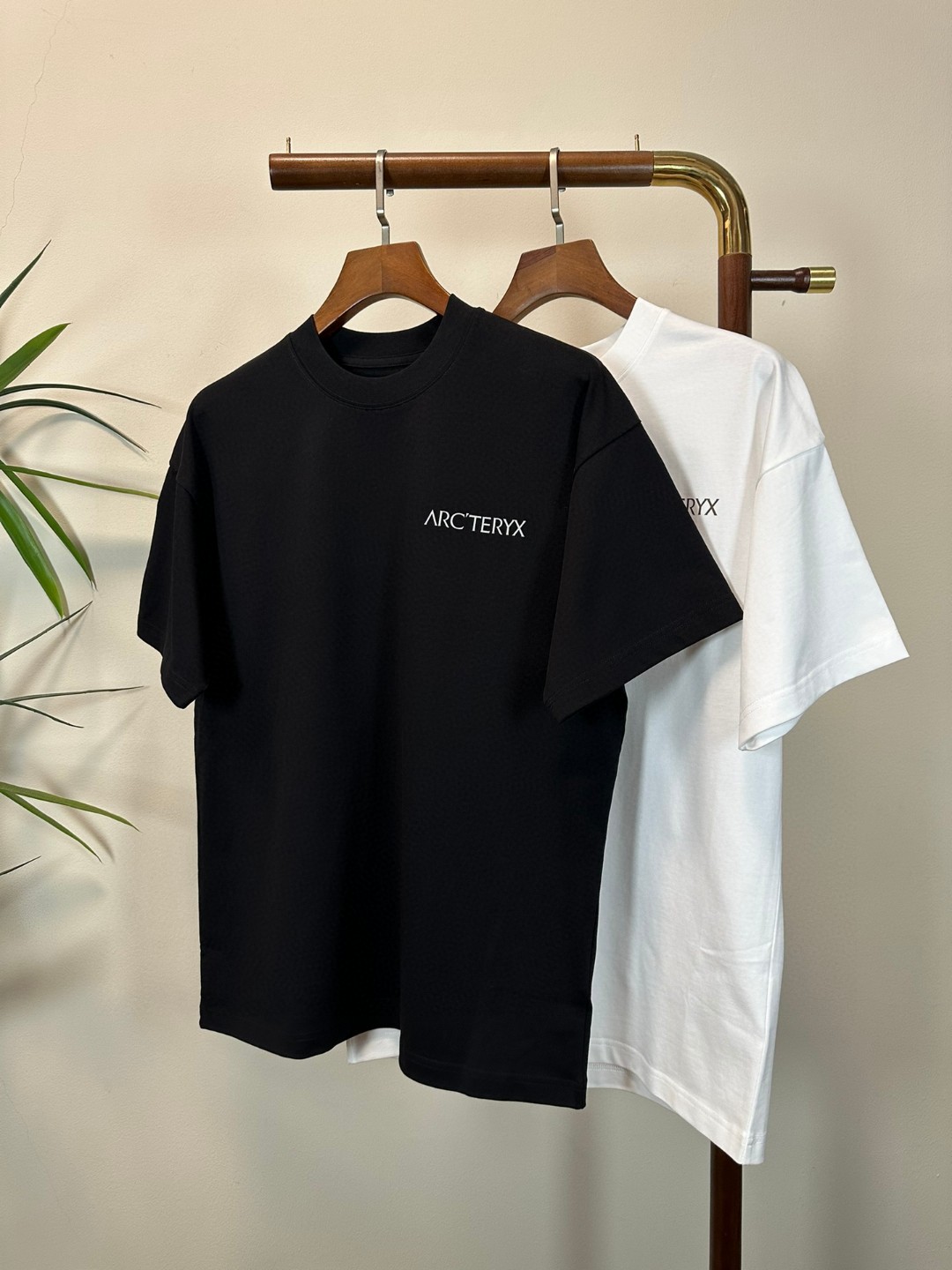 NO:459142,ARC Archaeopteryx 2025 new round neck short-sleeved T-shirt high-end version!  Customized fabrics for counters are breathable and comfortable, with impeccable details, and the brand element design concept reflects high quality. The feel is delicate and soft!  It is casually cut, with a great upper body style!  Code number M-3XL, arc'teryx, T-shirt,tees, t-shirt,alexander wang19860909ARC 始祖鸟 2025新款 圆领 短袖 T恤 高端版本！专柜定制面料 透气舒适度高,细节无可挑剔,品牌元素设计理念,体现高品质.手感细腻柔软！呈现休闲裁剪,上身版型超赞！ 码数M-3XL,arc'teryx,T-shirt,tees，t-shirt,alexander wang,Men's clothing