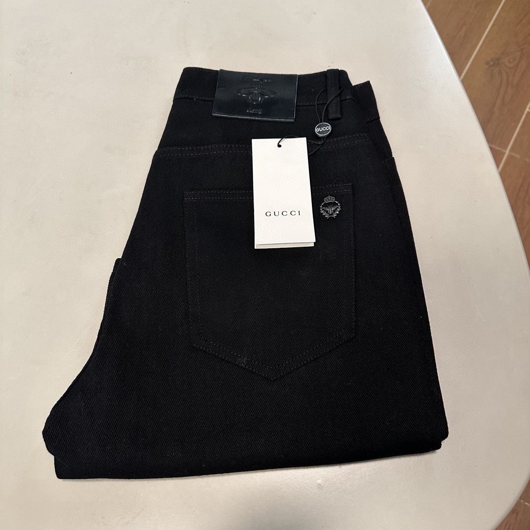 NO:517210,GU Gucci exclusively for new jeans, high-end version!  Customized fabrics for counters are breathable and comfortable, with impeccable details, and the brand element design concept reflects high quality. The feel is delicate and soft!  It is casually cut, with a great upper body style!  Count 29-38, gucci, jeans, alexander wang19860909GU 古驰 独家专供新款 牛仔裤,高端版本！专柜定制面料 透气舒适度高,细节无可挑剔,品牌元素设计理念,体现高品质.手感细腻柔软！呈现休闲裁剪,上身版型超赞！ 码数29-38,,gucci,jeans,alexander wang,Men's clothing