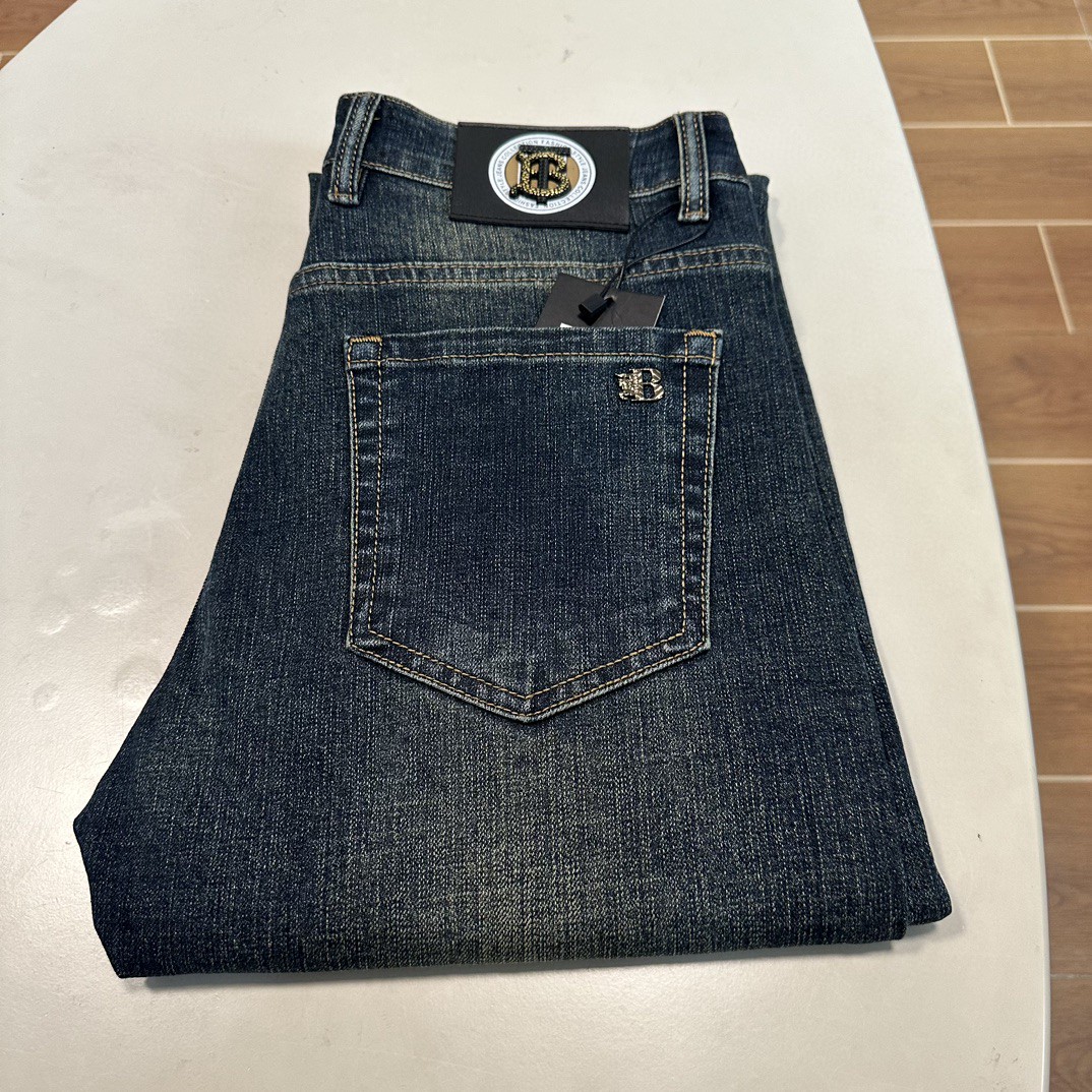 NO:515548,25 new BBR Burberry exclusively for new jeans, high-end version!  Customized fabrics for counters are breathable and comfortable, with impeccable details, and the brand element design concept reflects high quality. The feel is delicate and soft!  It is casually cut, with a great upper body style!  29-40 yards, burberry, jeans, alexander wang1986090925新款BBR 巴宝莉独家专供新款 牛仔裤,高端版本！专柜定制面料 透气舒适度高,细节无可挑剔,品牌元素设计理念,体现高品质.手感细腻柔软！呈现休闲裁剪,上身版型超赞！ 码数29-40,,burberry,jeans,alexander wang,Men's clothing