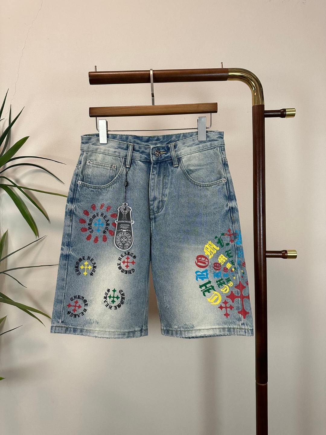 NO:517240,CH Croxin exclusively available for new jeans, high-end version!  Customized fabrics for counters are breathable and comfortable, with impeccable details, and the brand element design concept reflects high quality. The feel is delicate and soft!  It is casually cut, with a great upper body style!  Number of codes 29-38, Chrome hearts, jeans, alexander wang19860909CH 克罗心 独家专供新款 牛仔裤,高端版本！专柜定制面料 透气舒适度高,细节无可挑剔,品牌元素设计理念,体现高品质.手感细腻柔软！呈现休闲裁剪,上身版型超赞！ 码数29-38,,chrome hearts,jeans,alexander wang,Men's clothing