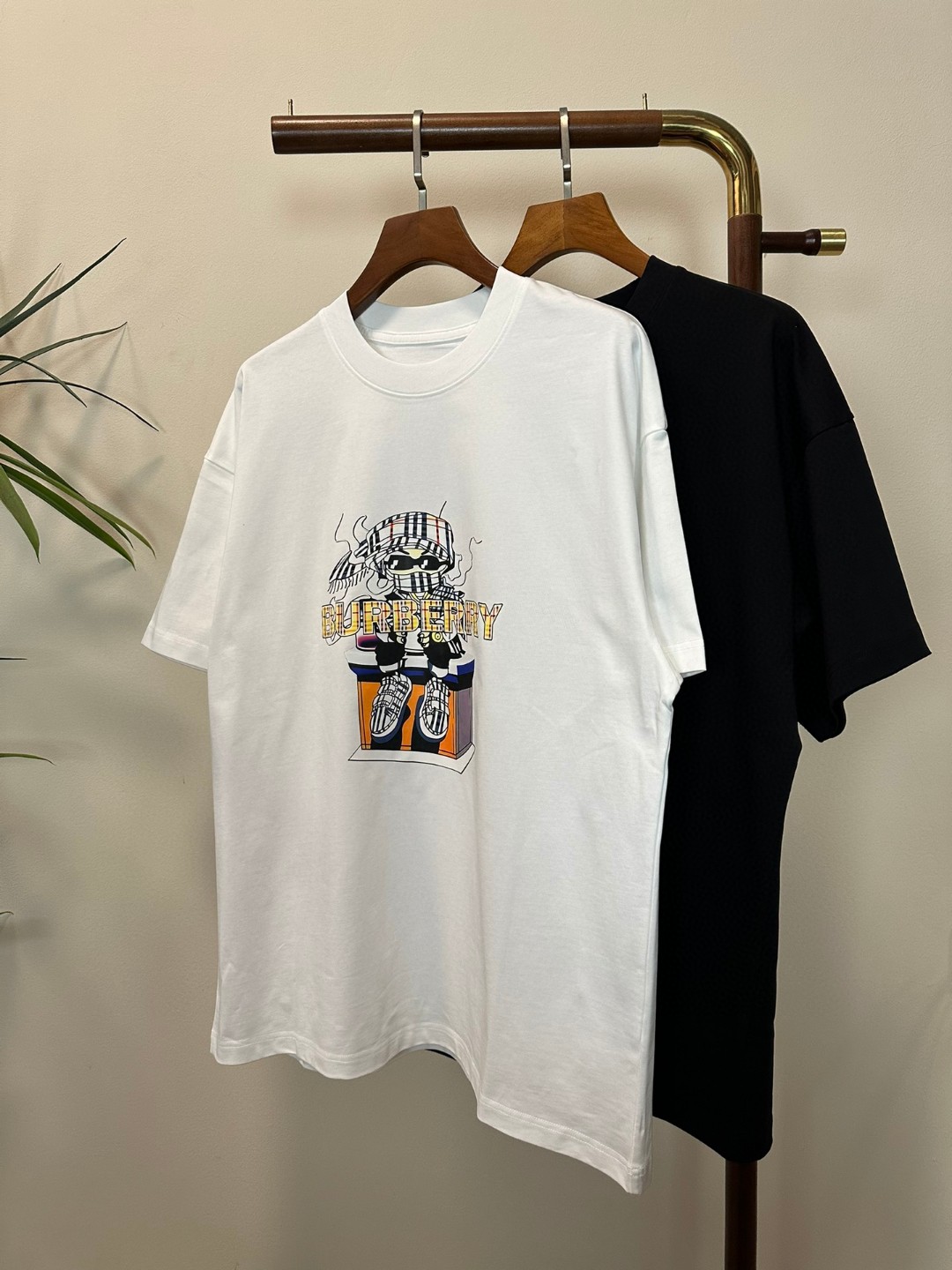 NO:465409,BBR Burberry 2025 new round neck short-sleeved T-shirt high-end version!  Customized fabrics for counters are breathable and comfortable, with impeccable details, and the brand element design concept reflects high quality. The feel is delicate and soft!  It is casually cut, with a great upper body style!  Code number M-3XL, burberry, T-shirt,tees, t-shirt,alexander wang19860909BBR 巴宝莉2025新款 圆领 短袖 T恤 高端版本！专柜定制面料 透气舒适度高,细节无可挑剔,品牌元素设计理念,体现高品质.手感细腻柔软！呈现休闲裁剪,上身版型超赞！ 码数M-3XL,,burberry,T-shirt,tees，t-shirt,alexander wang,Men's clothing