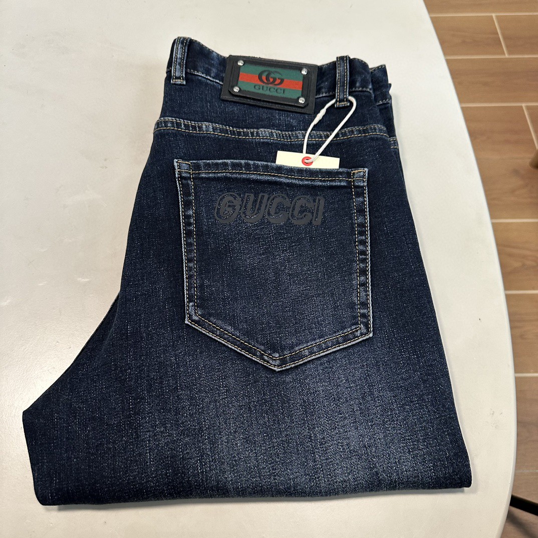 NO:465452,25 new GU Gucci exclusively for new jeans, high-end version!  Customized fabrics for counters are breathable and comfortable, with impeccable details, and the brand element design concept reflects high quality. The feel is delicate and soft!  It is casually cut, with a great upper body style!  Number of codes 29-40, gucci, jeans, alexander wang1986090925新款GU 古驰独家专供新款 牛仔裤,高端版本！专柜定制面料 透气舒适度高,细节无可挑剔,品牌元素设计理念,体现高品质.手感细腻柔软！呈现休闲裁剪,上身版型超赞！ 码数29-40,,gucci,jeans,alexander wang,Men's clothing