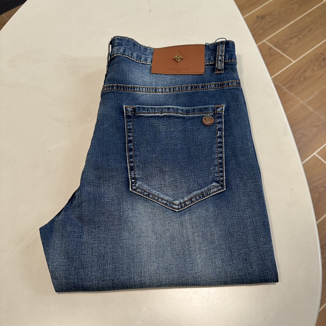 NO:465395,LV Louis Vuitton exclusively offers new jeans, high-end version!  Customized fabrics for counters are breathable and comfortable, with impeccable details, and the brand element design concept reflects high quality. The feel is delicate and soft!  It is casually cut, with a great upper body style!  29-40, louis vuitton,louis vuitton,jeans,alexander wang19860909LV 路易威登独家专供新款 牛仔裤,高端版本！专柜定制面料 透气舒适度高,细节无可挑剔,品牌元素设计理念,体现高品质.手感细腻柔软！呈现休闲裁剪,上身版型超赞！ 码数29-40,,louis vuitton,louis vuitton,jeans,alexander wang,Men's clothing