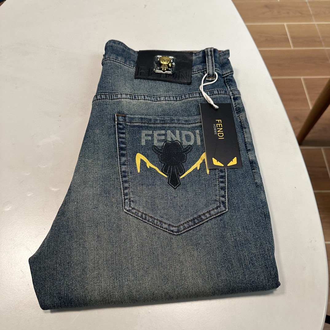NO:465401,25 new FD Fendi exclusively for new jeans, high-end version!  Customized fabrics for counters are breathable and comfortable, with impeccable details, and the brand element design concept reflects high quality. The feel is delicate and soft!  It is casually cut, with a great upper body style!  Number of codes 29-40, fendi, jeans, alexander wang1986090925新款FD芬迪 独家专供新款 牛仔裤,高端版本！专柜定制面料 透气舒适度高,细节无可挑剔,品牌元素设计理念,体现高品质.手感细腻柔软！呈现休闲裁剪,上身版型超赞！ 码数29-40,,fendi,jeans,alexander wang,Men's clothing
