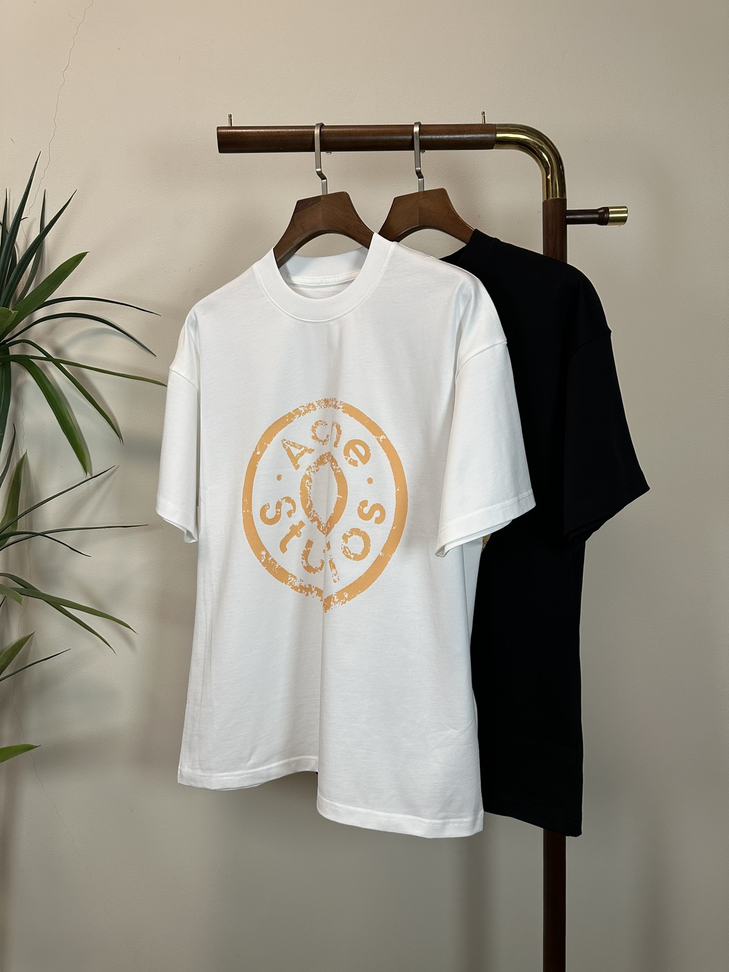 NO:514530,ACNE 2025 new round neck short-sleeved T-shirt high-end version!  Customized fabrics for counters are breathable and comfortable, with impeccable details, and the brand element design concept reflects high quality. The feel is delicate and soft!  It is casually cut, with a great upper body style!  Code number M-3XL, acne studios, T-shirt,tees, t-shirt,alexander wang19860909ACNE 2025新款 圆领 短袖 T恤 高端版本！专柜定制面料 透气舒适度高,细节无可挑剔,品牌元素设计理念,体现高品质.手感细腻柔软！呈现休闲裁剪,上身版型超赞！ 码数M-3XL,,acne studios,T-shirt,tees，t-shirt,alexander wang,Men's clothing