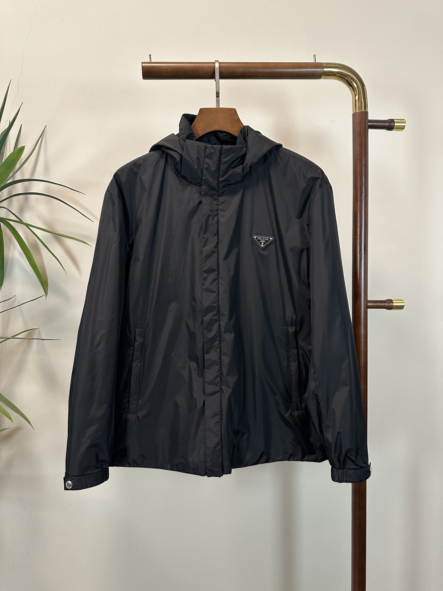 NO:515552,PRA Prada Top quality The same model on the official website, complete with three standards!  New spring and summer men's hooded jacket, fashionable and casual high-end version!  Customized fabrics in counters are impeccable in details, and the brand elements design concept reflects high quality. The feel is delicate and soft!  It is casually cut, with a great upper body style!  Code number M-3XL, prada, prada, jackets & coats, hats, alexander wang19860909PRA 普拉达 顶级品质 官网同款,三标齐全！春夏新款男士连帽外套,时尚休闲高端版本！专柜定制面料 细节无可挑剔,品牌元素设计理念,体现高品质.手感细腻柔软！呈现休闲裁剪,上身版型超赞！码数M-3XL,,prada,prada,jackets & coats,hats,alexander wang,Men's clothing