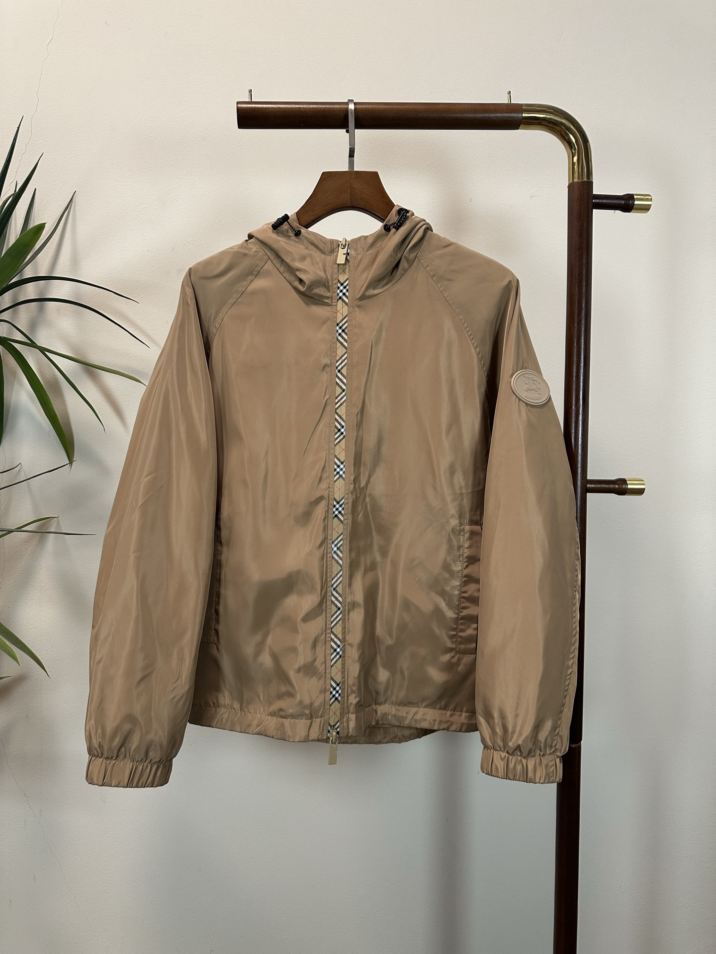 NO:538211,BBR Burberry Top Quality The same model on the official website, complete with three standards!  2025 spring and summer new men's hooded jacket, fashionable and casual high-end version!  Customized fabrics in counters are impeccable in details, and the brand elements design concept reflects high quality. The feel is delicate and soft!  It is casually cut, with a great upper body style!  Code number M-3XL, burberry, jackets & coats, hats, alexander wang19860909BBR 巴宝莉 顶级品质 官网同款,三标齐全！2025春夏新款男士连帽外套,时尚休闲高端版本！专柜定制面料 细节无可挑剔,品牌元素设计理念,体现高品质.手感细腻柔软！呈现休闲裁剪,上身版型超赞！码数M-3XL,,burberry,jackets & coats,hats,alexander wang,Men's clothing