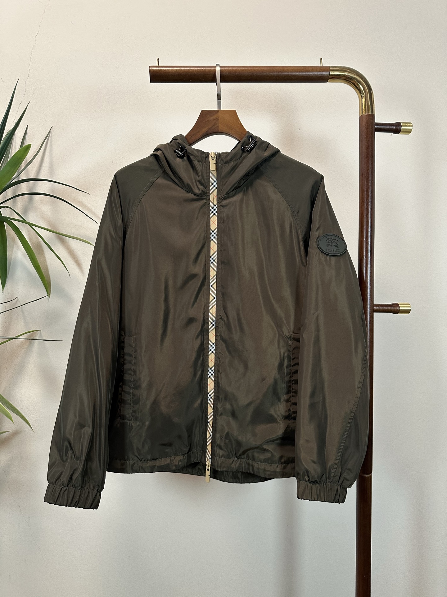 NO:515555,BBR Burberry Top Quality The same model on the official website, complete with three standards!  New spring and summer men's hooded jacket, fashionable and casual high-end version!  Customized fabrics in counters are impeccable in details, and the brand elements design concept reflects high quality. The feel is delicate and soft!  It is casually cut, with a great upper body style!  Code number M-3XL, burberry, jackets & coats, hats, alexander wang19860909BBR 巴宝莉 顶级品质 官网同款,三标齐全！春夏新款男士连帽外套,时尚休闲高端版本！专柜定制面料 细节无可挑剔,品牌元素设计理念,体现高品质.手感细腻柔软！呈现休闲裁剪,上身版型超赞！码数M-3XL,,burberry,jackets & coats,hats,alexander wang,Men's clothing