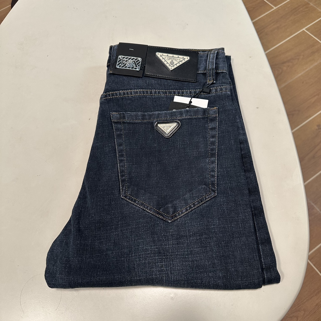 NO:515547,Prada exclusively available for new jeans, high-end version!  Customized fabrics for counters are breathable and comfortable, with impeccable details, and the brand element design concept reflects high quality. The feel is delicate and soft!  It is casually cut, with a great upper body style!  Number of codes 29-38, prada, jeans, alexander wang19860909普拉达 独家专供新款 牛仔裤,高端版本！专柜定制面料 透气舒适度高,细节无可挑剔,品牌元素设计理念,体现高品质.手感细腻柔软！呈现休闲裁剪,上身版型超赞！ 码数29-38,,prada,jeans,alexander wang,Men's clothing