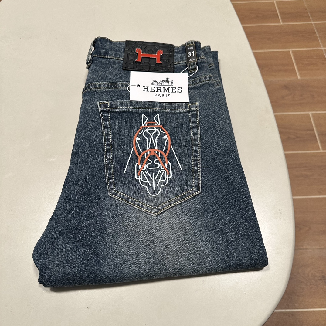 NO:515568,Hermes exclusively offers new jeans, high-end version!  Customized fabrics for counters are breathable and comfortable, with impeccable details, and the brand element design concept reflects high quality. The feel is delicate and soft!  It is casually cut, with a great upper body style!  Number of codes 29-38, hermes, jeans, alexander wang19860909爱马仕独家专供新款 牛仔裤,高端版本！专柜定制面料 透气舒适度高,细节无可挑剔,品牌元素设计理念,体现高品质.手感细腻柔软！呈现休闲裁剪,上身版型超赞！ 码数29-38,,hermes,jeans,alexander wang,Men's clothing