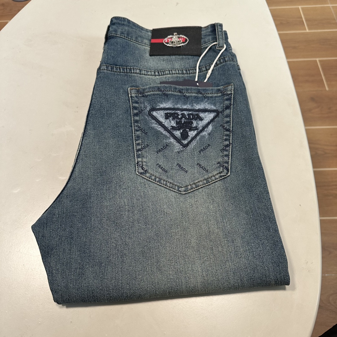 NO:515560,25 new PRA Prada exclusively for new jeans, high-end version!  Customized fabrics for counters are breathable and comfortable, with impeccable details, and the brand element design concept reflects high quality. The feel is delicate and soft!  It is casually cut, with a great upper body style!  29-40, prada, prada, jeans, alexander wang1986090925新款PRA 普拉达独家专供新款 牛仔裤,高端版本！专柜定制面料 透气舒适度高,细节无可挑剔,品牌元素设计理念,体现高品质.手感细腻柔软！呈现休闲裁剪,上身版型超赞！ 码数29-40,,prada,prada,jeans,alexander wang,Men's clothing