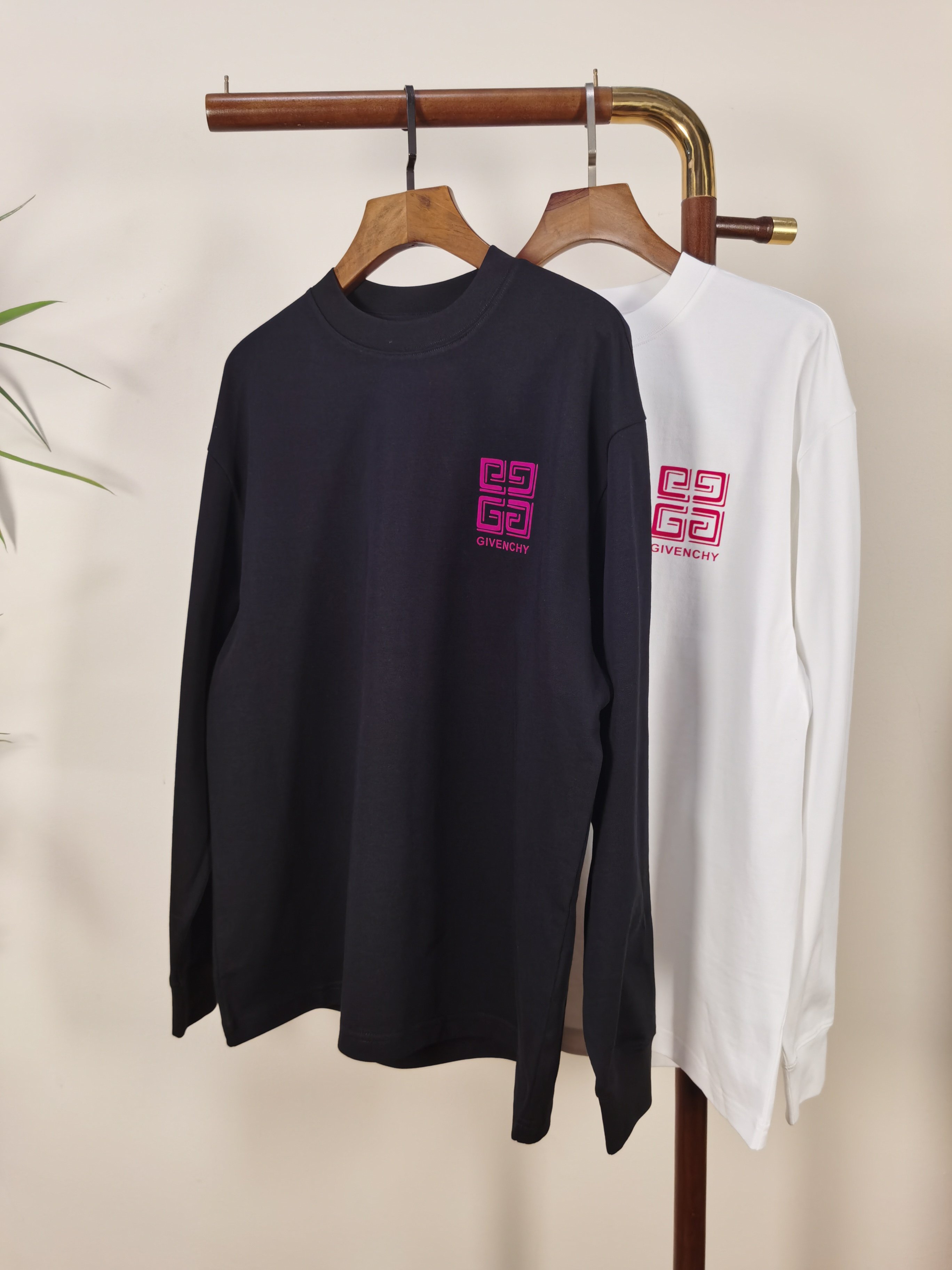 NO:515574,2025 new GV Givenchy exclusively offers new products. Men's round neck long-sleeved T-shirts are made of cotton fabric. Soft and delicate. Basic base shirts are indispensable for men's wardrobe. They can be matched with various clothing anytime and anywhere to meet your daily needs. The clothes are very simple and very low-key. Dear, buy them quickly. Standard version. Color black and white. Number of numbers M-3XL, given, tees, t-shirt, alexander wang.198609092025新款GV 纪梵希独家专供新品 男士圆领长袖T恤 采用全棉面料 柔软细腻 男人的衣柜都少不了基础打底衫 随时随地都可以拿来搭配各种服饰 满足您日常生活需求 ,衣服设计非常的简洁 ,很是低调的设计 亲们赶紧入手 标准版型 颜色黑色 白色 码数M-3XL,,givenchy,tees，t-shirt,alexander wang,Men's clothing