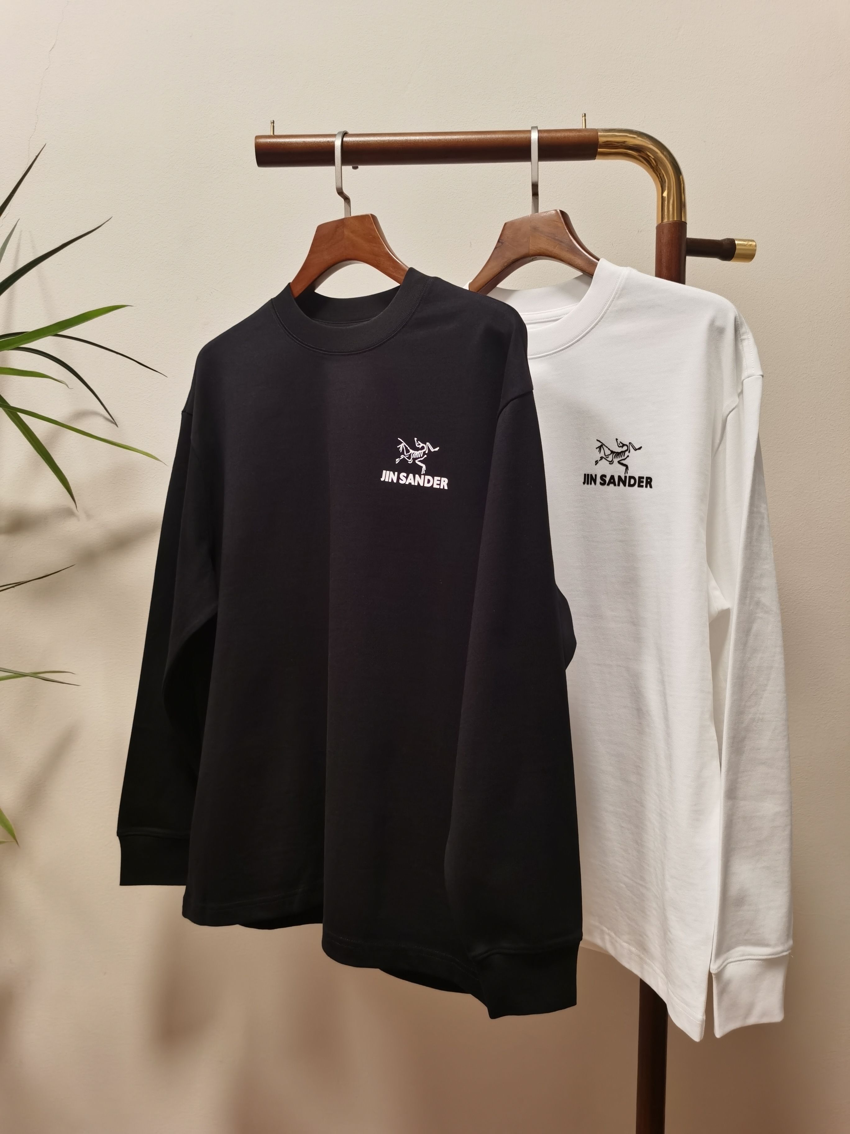 NO:515576,2025 new Arc's Bird cooperation model is exclusively available for new products. Men's round neck long-sleeved T-shirts are made of cotton fabric. Soft and delicate. Basic base shirts are indispensable for men's wardrobe. They can be matched with various clothing anytime and anywhere to meet your daily needs. The clothes are very simple and very low-key. Dear, buy them quickly. Standard version. Color black and white. Number of numbers M-3XL, arc'teryx,tees, t-shirt,alexander wang.198609092025新款始祖鸟合作款独家专供新品 男士圆领长袖T恤 采用全棉面料 柔软细腻 男人的衣柜都少不了基础打底衫 随时随地都可以拿来搭配各种服饰 满足您日常生活需求 ,衣服设计非常的简洁 ,很是低调的设计 亲们赶紧入手 标准版型 颜色黑色 白色 码数M-3XL,arc'teryx,tees，t-shirt,alexander wang,Men's clothing