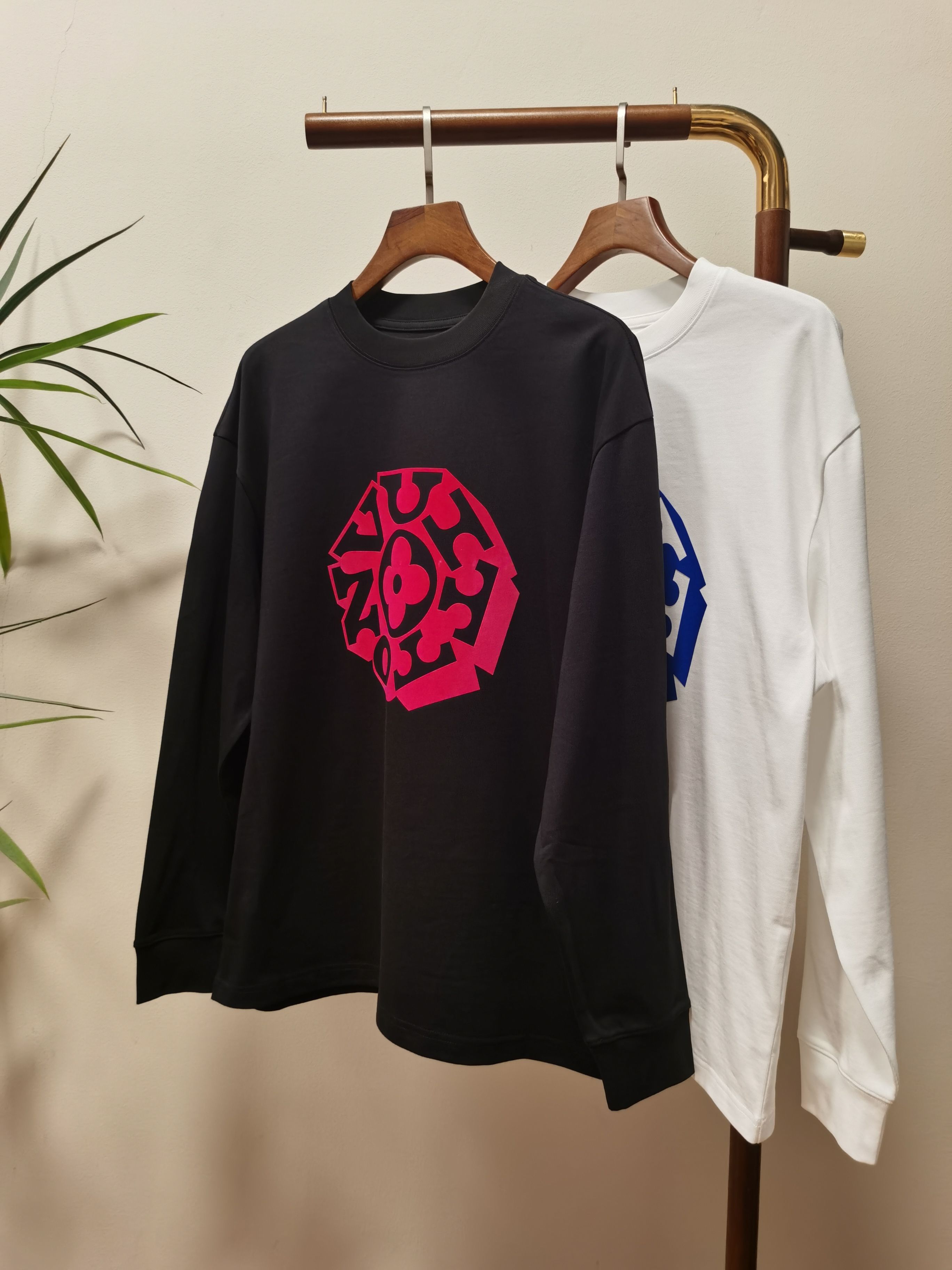 NO:515580,2025 new LV Louis Vuitton exclusively offers new products. Men's round neck long-sleeved T-shirts are made of cotton fabric. Soft and delicate. Basic base shirts are indispensable for men's wardrobe. They can be matched with various clothing anytime and anywhere to meet your daily needs. The clothes are very simple and very low-key. Dear, buy them quickly. Standard version. Color black and white. Number of numbers M-3XL,,louis vuitton,louis vuitton,tees,t-shirt,alexander wang198609092025新款LV 路易威登独家专供新品 男士圆领长袖T恤 采用全棉面料 柔软细腻 男人的衣柜都少不了基础打底衫 随时随地都可以拿来搭配各种服饰 满足您日常生活需求 ,衣服设计非常的简洁 ,很是低调的设计 亲们赶紧入手 标准版型 颜色黑色 白色 码数M-3XL,,louis vuitton,louis vuitton,tees，t-shirt,alexander wang,Men's clothing