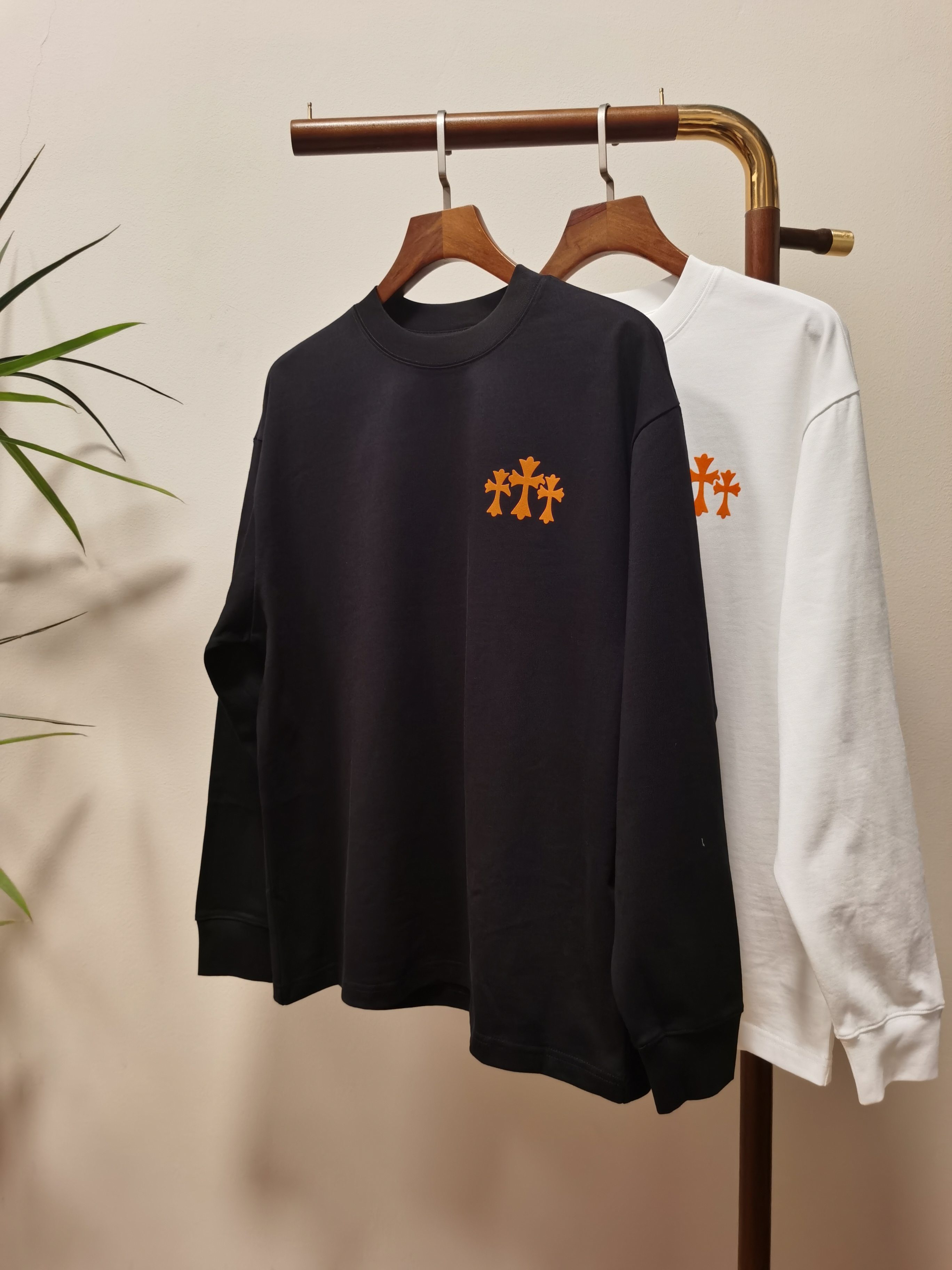 NO:515579,2025 new Croxin orange logo exclusively for new products Men's round neck long-sleeved T-shirts are made of cotton fabric, soft and delicate. Basic base shirts are indispensable for men's wardrobe. They can be matched with various clothing anytime and anywhere to meet your daily needs. The clothes are very simple and very low-key. Dear, buy them quickly. Standard version, color black and white. Number of numbers M-3XL,,chrome hearts,tees, t-shirt,alexander wang198609092025新款克罗心 橙色logo独家专供新品 男士圆领长袖T恤 采用全棉面料 柔软细腻 男人的衣柜都少不了基础打底衫 随时随地都可以拿来搭配各种服饰 满足您日常生活需求 ,衣服设计非常的简洁 ,很是低调的设计 亲们赶紧入手 标准版型 颜色黑色 白色 码数M-3XL,,chrome hearts,tees，t-shirt,alexander wang,Men's clothing