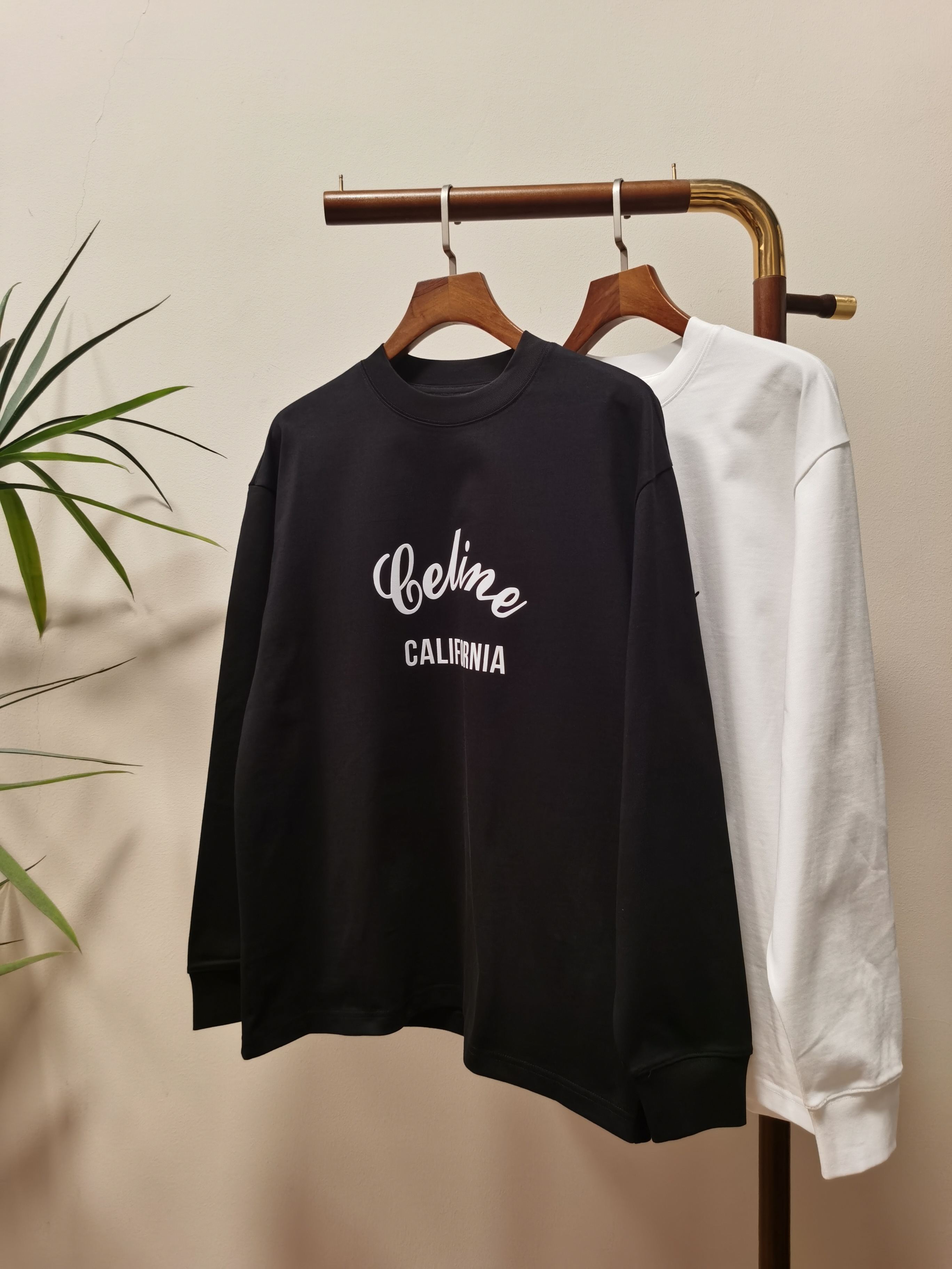 NO:515582,2025 new CELINE exclusively for new products. Men's round neck long-sleeved T-shirts are made of cotton fabric. Soft and delicate. Basic base shirts are indispensable for men's wardrobe. They can be matched with various clothing anytime and anywhere to meet your daily needs. The clothes are very simple and very low-key. Dear, buy them quickly. Standard version. Color black and white. Number of numbers M-3XL, celine,celine,tees, t-shirt,alexander wang.198609092025新款CELINE 赛琳独家专供新品 男士圆领长袖T恤 采用全棉面料 柔软细腻 男人的衣柜都少不了基础打底衫 随时随地都可以拿来搭配各种服饰 满足您日常生活需求 ,衣服设计非常的简洁 ,很是低调的设计 亲们赶紧入手 标准版型 颜色黑色 白色 码数M-3XL,,celine,celine,tees，t-shirt,alexander wang,Men's clothing