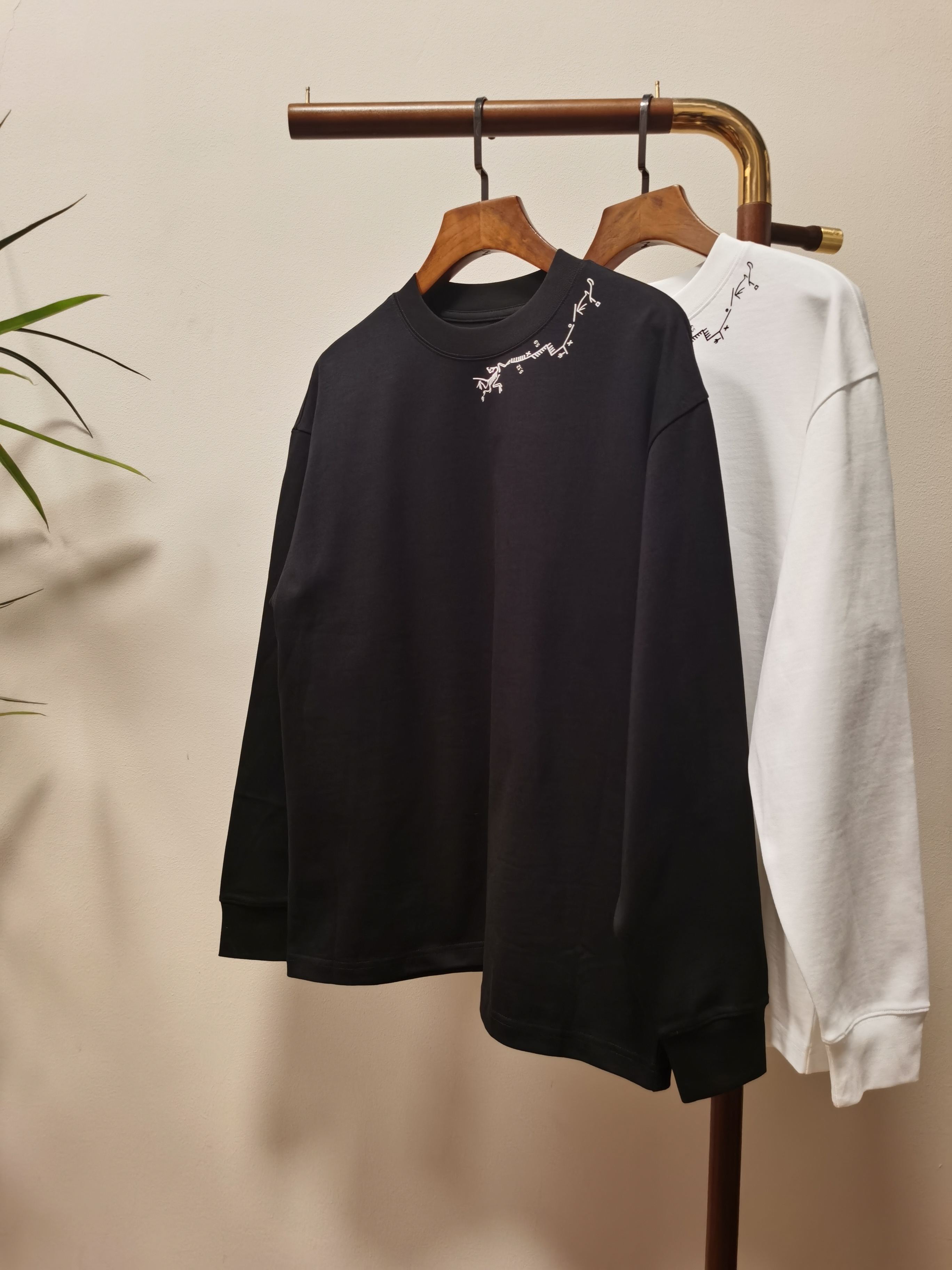 NO:515572,2025 new Arc Bird ARC exclusively available for new products. Men's round neck long-sleeved T-shirts are made of cotton fabric. Soft and delicate. Basic base shirts are indispensable for men's wardrobe. They can be matched with various clothing anytime and anywhere to meet your daily needs. The clothes are very simple and very low-key. Dear, buy them quickly. Standard version. Color black and white. Number of numbers M-3XL, arc'teryx,tees, t-shirt,alexander wang.198609092025新款始祖鸟 ARC 独家专供新品 男士圆领长袖T恤 采用全棉面料 柔软细腻 男人的衣柜都少不了基础打底衫 随时随地都可以拿来搭配各种服饰 满足您日常生活需求 ,衣服设计非常的简洁 ,很是低调的设计 亲们赶紧入手 标准版型 颜色黑色 白色 码数M-3XL,arc'teryx,tees，t-shirt,alexander wang,Men's clothing