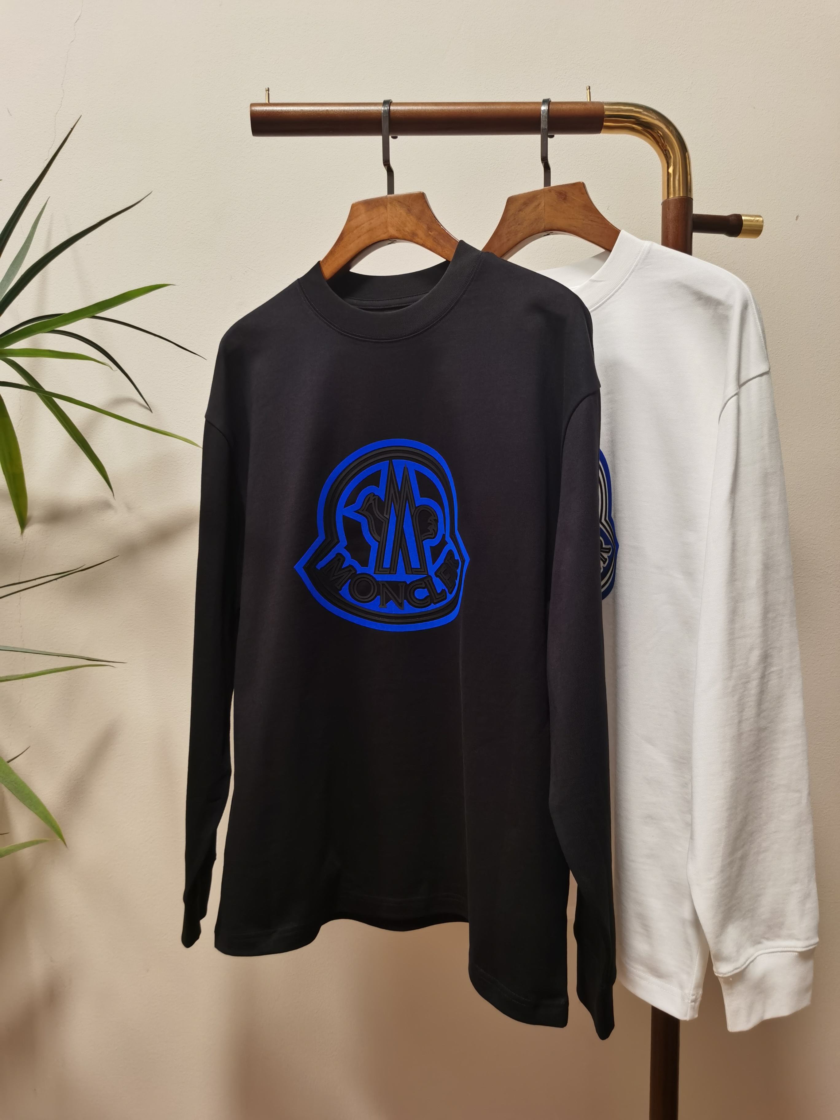 NO:515586,2025 new mask MONCLER exclusively for new products. Men's round neck long-sleeved T-shirts are made of cotton. Soft and delicate. Basic base shirts are indispensable for men's wardrobe. They can be matched with various clothing anytime and anywhere to meet your daily needs. The clothes are very simple and very low-key. Dear, buy them quickly. Standard version. Color black and white. Number of numbers M-3XL, Moncler,tees, t-shirt, alexander wang.198609092025新款蒙口 MONCLER 独家专供新品 男士圆领长袖T恤 采用全棉 柔软细腻 男人的衣柜都少不了基础打底衫 随时随地都可以拿来搭配各种服饰 满足您日常生活需求 ,衣服设计非常的简洁 ,很是低调的设计 亲们赶紧入手 标准版型 颜色黑色 白色 码数M-3XL,,Moncler,tees，t-shirt,alexander wang,Men's clothing