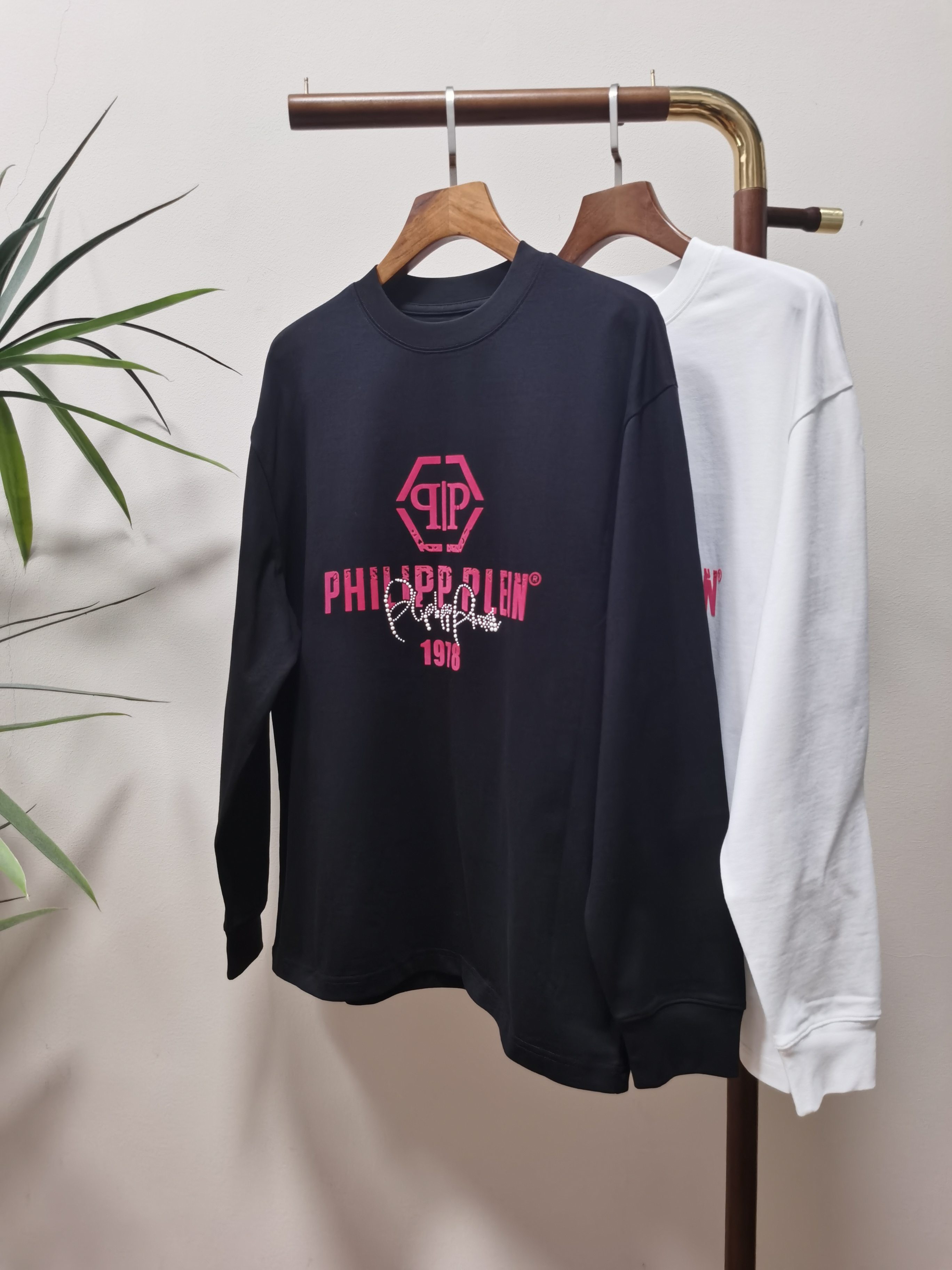 NO:515573,2025 new model PHILIPP PLEIN exclusively for new products Men's round neck long-sleeved T-shirts are made of cotton fabric, soft and delicate. Basic base shirts are indispensable for men's wardrobe. They can be matched with various clothing anytime and anywhere to meet your daily needs. The clothes are very simple and very low-key. Dear, buy them quickly. Standard version, color black and white. Number of numbers M-3XL,,tees, t-shirt, alexander wang198609092025新款 PHILIPP PLEIN 独家专供新品 男士圆领长袖T恤 采用全棉面料 柔软细腻 男人的衣柜都少不了基础打底衫 随时随地都可以拿来搭配各种服饰 满足您日常生活需求 ,衣服设计非常的简洁 ,很是低调的设计 亲们赶紧入手 标准版型 颜色黑色 白色 码数M-3XL,,tees，t-shirt,alexander wang,Men's clothing